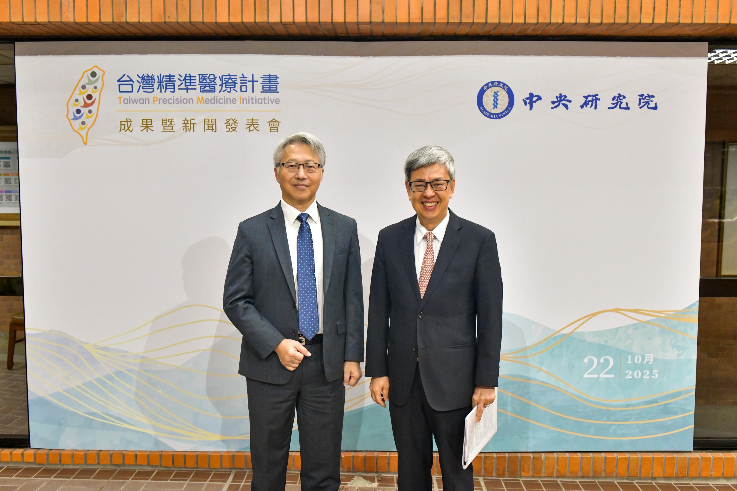 廖俊智院長與基因體中心陳建仁院士合影。（圖片來源：中央研究院）