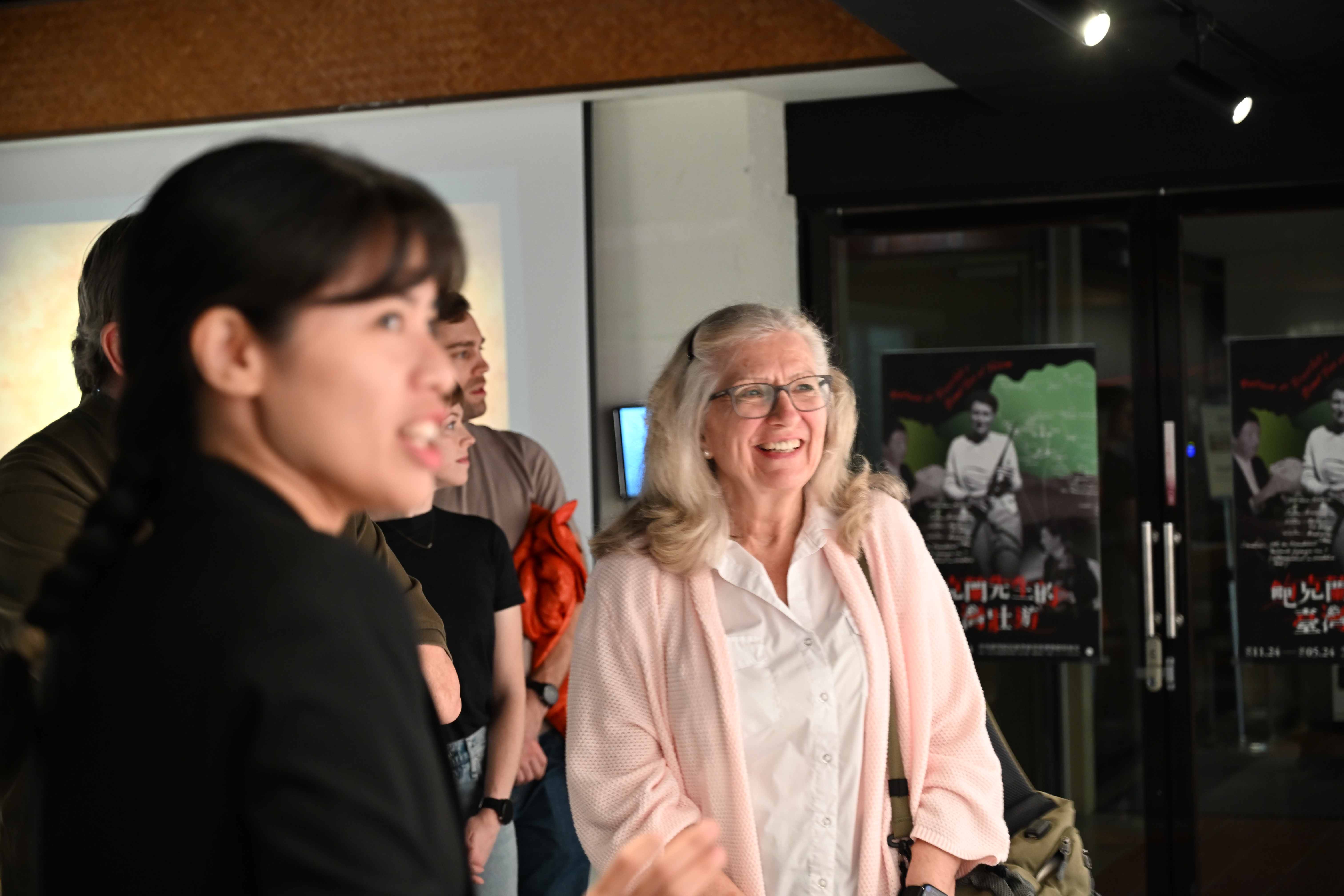 鮑克蘭女士的孫女Julia de Beauclair參觀展場。（圖片來源：中央研究院）