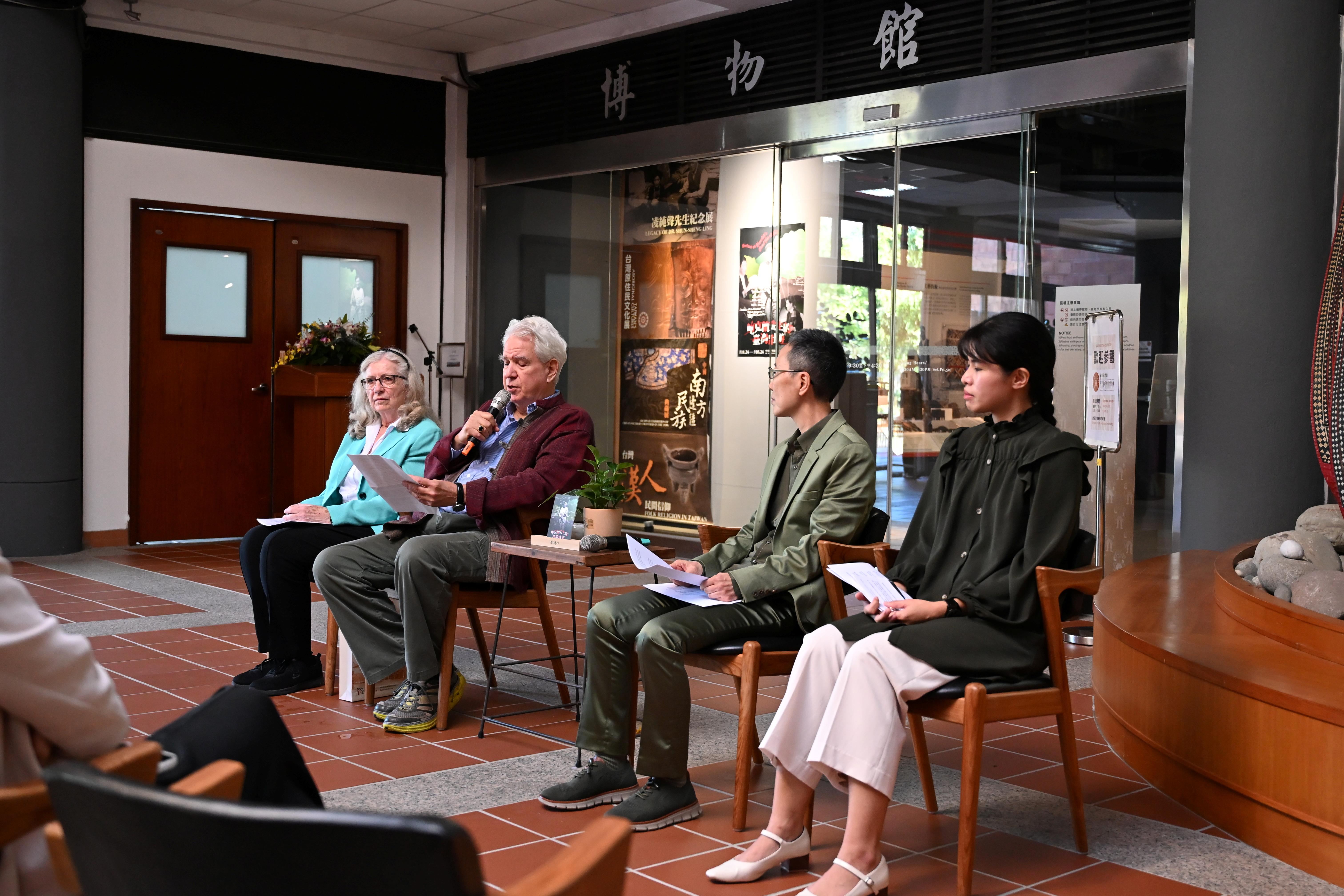 鮑克蘭女士的孫女鮑娟麗(Julia de Beauclair)、穆海飛(Harvey Molé)、策展人民族所林文玲研究員、民族所研究助理石楚芸(由左至右)，談展覽的緣起、記憶中的鮑克蘭女士及其對臺灣人類學界的影響。（圖片來源：中央研究院）