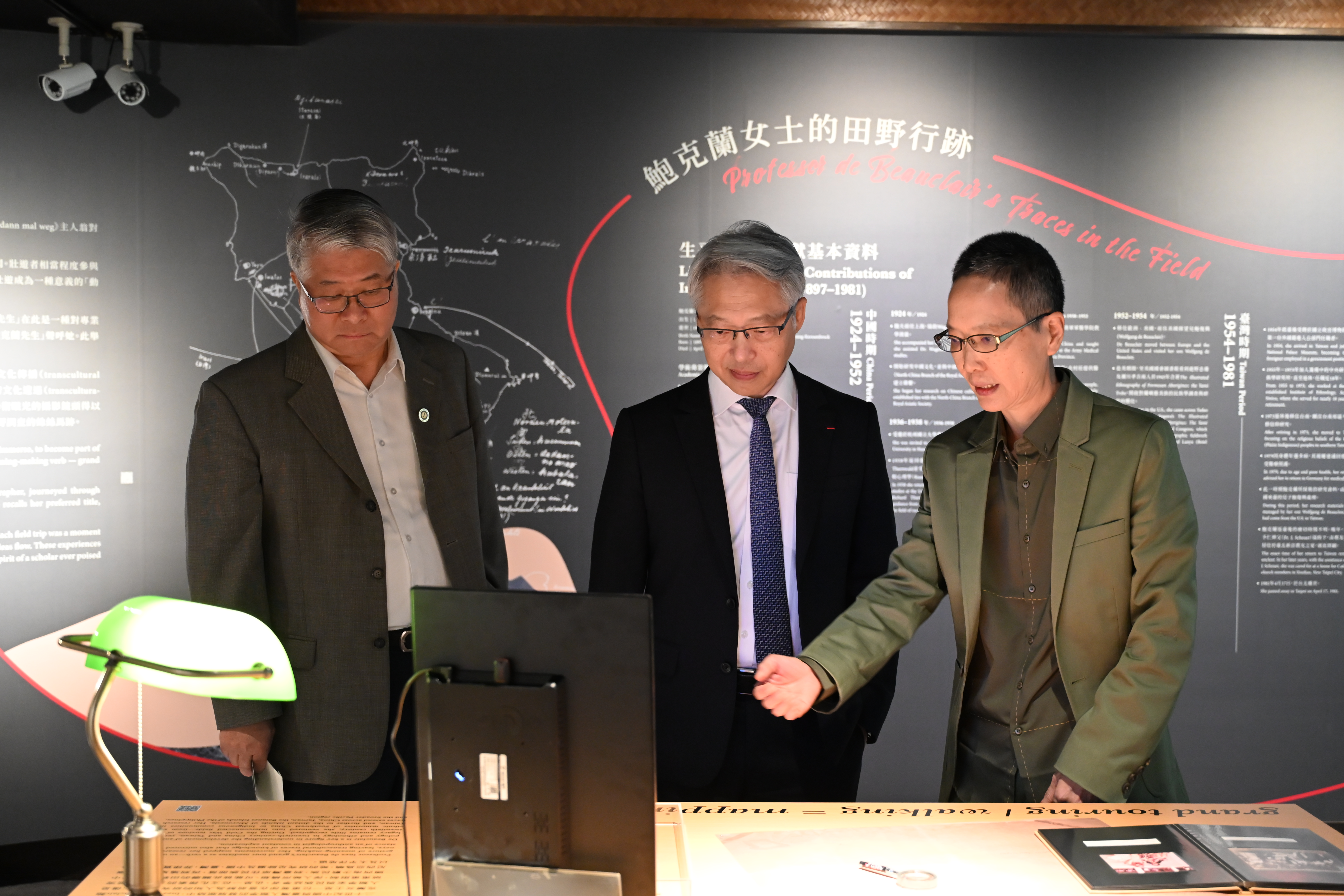 林文玲研究員向廖俊智院長(中)、彭信坤副院長(左)導覽介紹。（圖片來源：中央研究院）