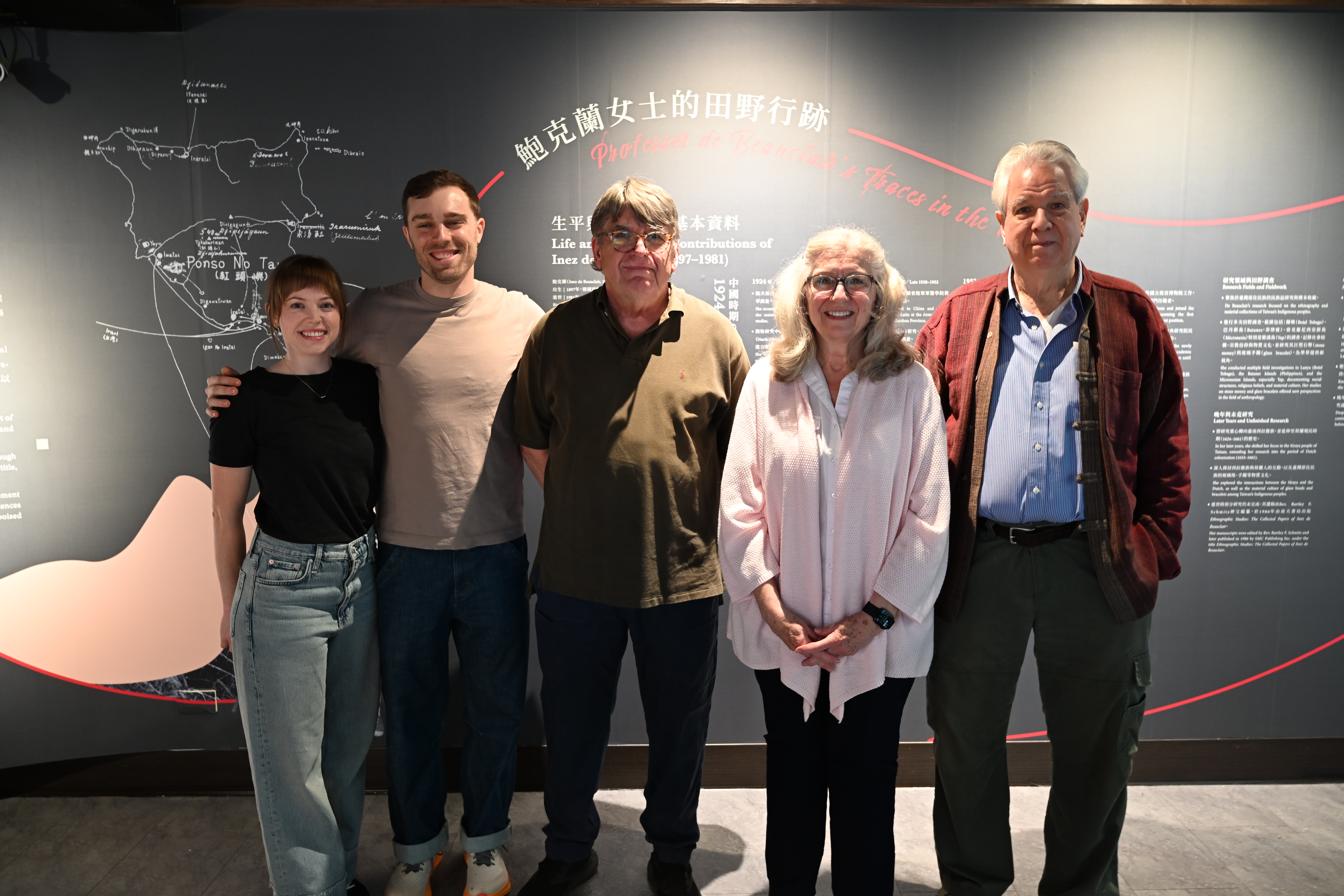 遠道前來參加開幕式的鮑克蘭女士親友，由右至左：穆海飛(Harvey Molé)、鮑克蘭女士的孫女鮑娟麗(Julia de Beauclair)、孫子(Walter de Beauclair)、曾孫(Carl de Beauclair)、曾孫媳(Katherine de Beauclair)。（圖片來源：中央研究院）