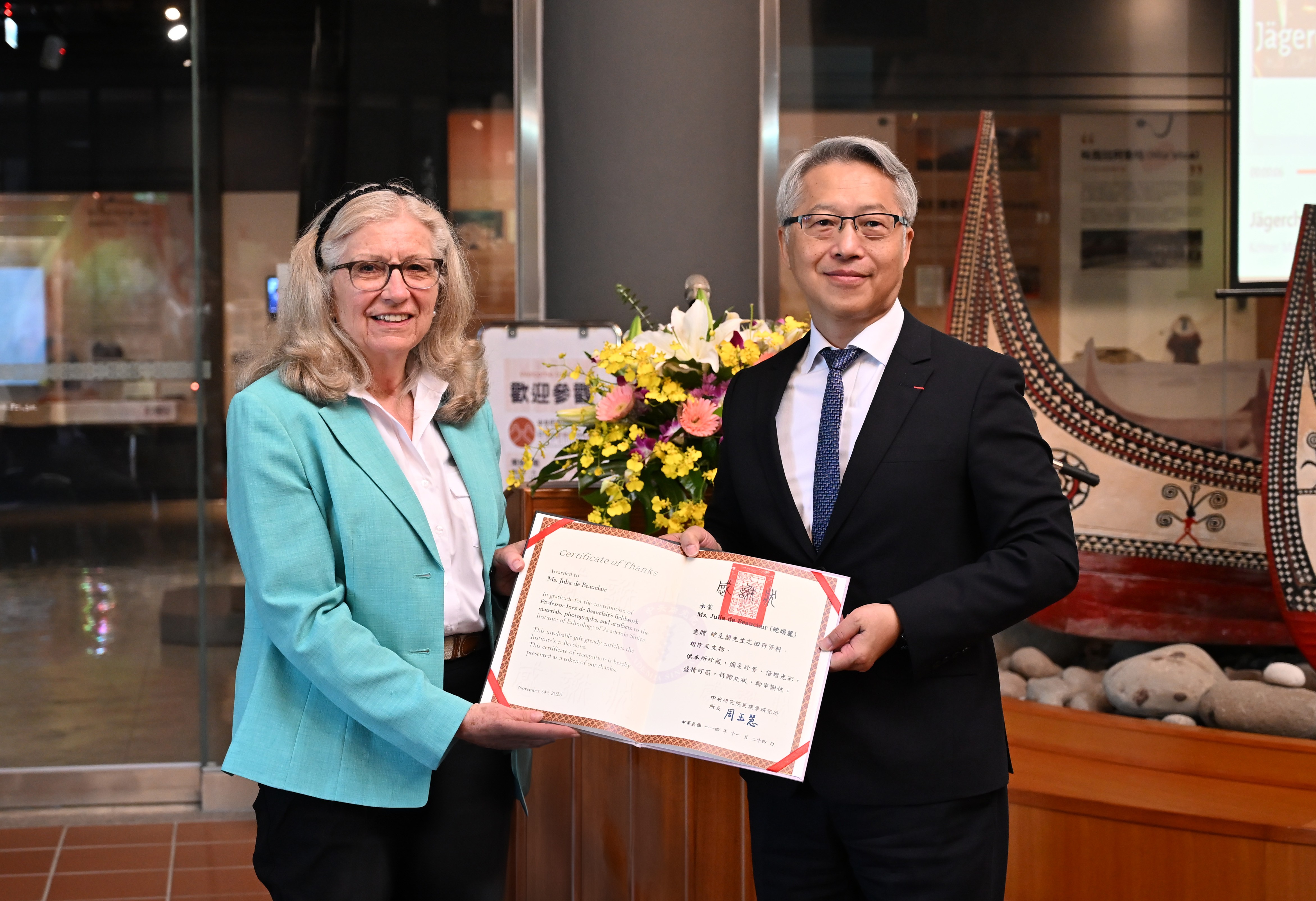 廖俊智院長致贈感謝狀，感謝鮑克蘭女士的孫女鮑娟麗(Julia de Beauclair)，捐贈文物、田野資料、相片予民族所。（圖片來源：中央研究院）