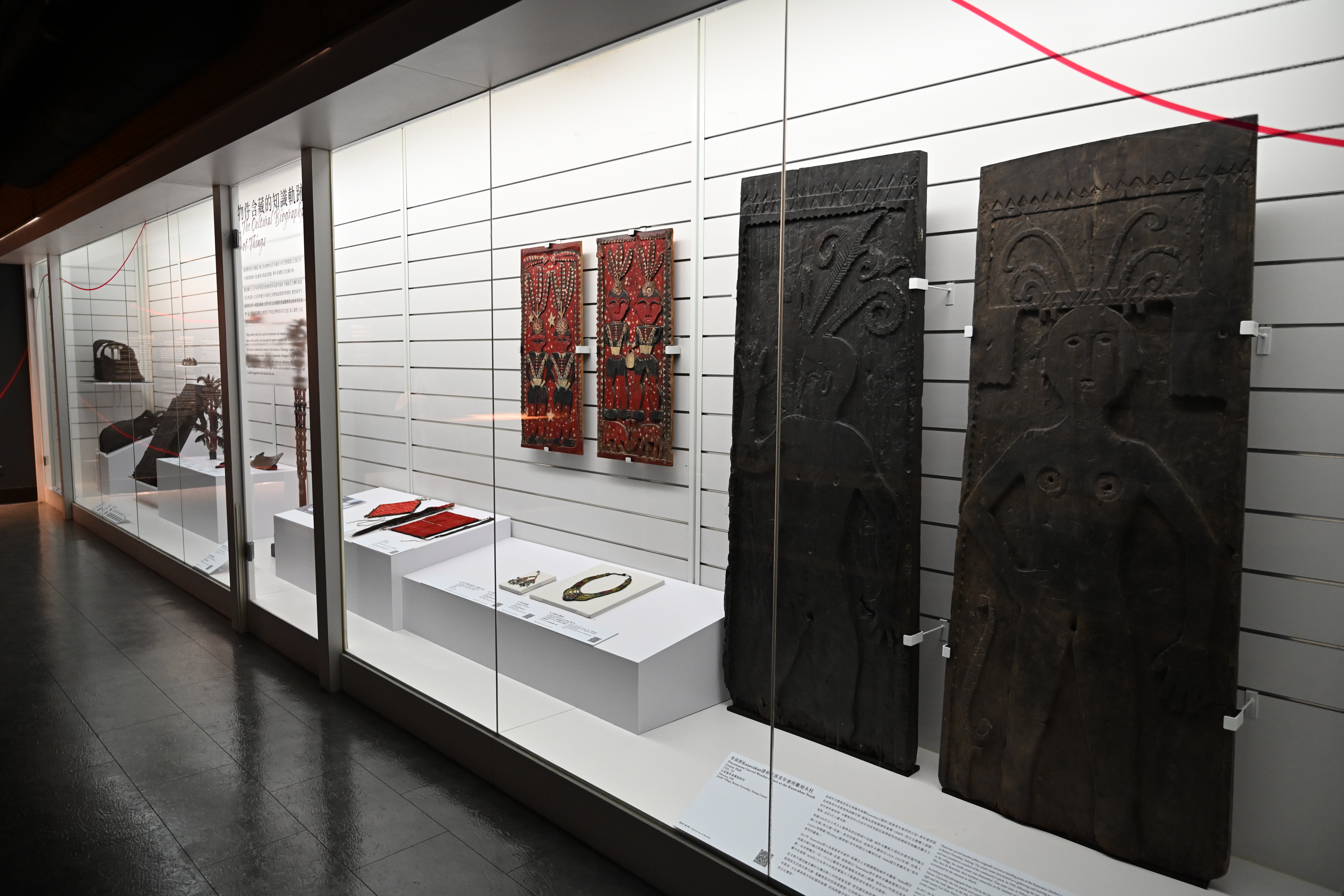 中央的紅色排灣族木雕版，為鮑克蘭孫子女共同捐贈。（圖片來源：中央研究院）