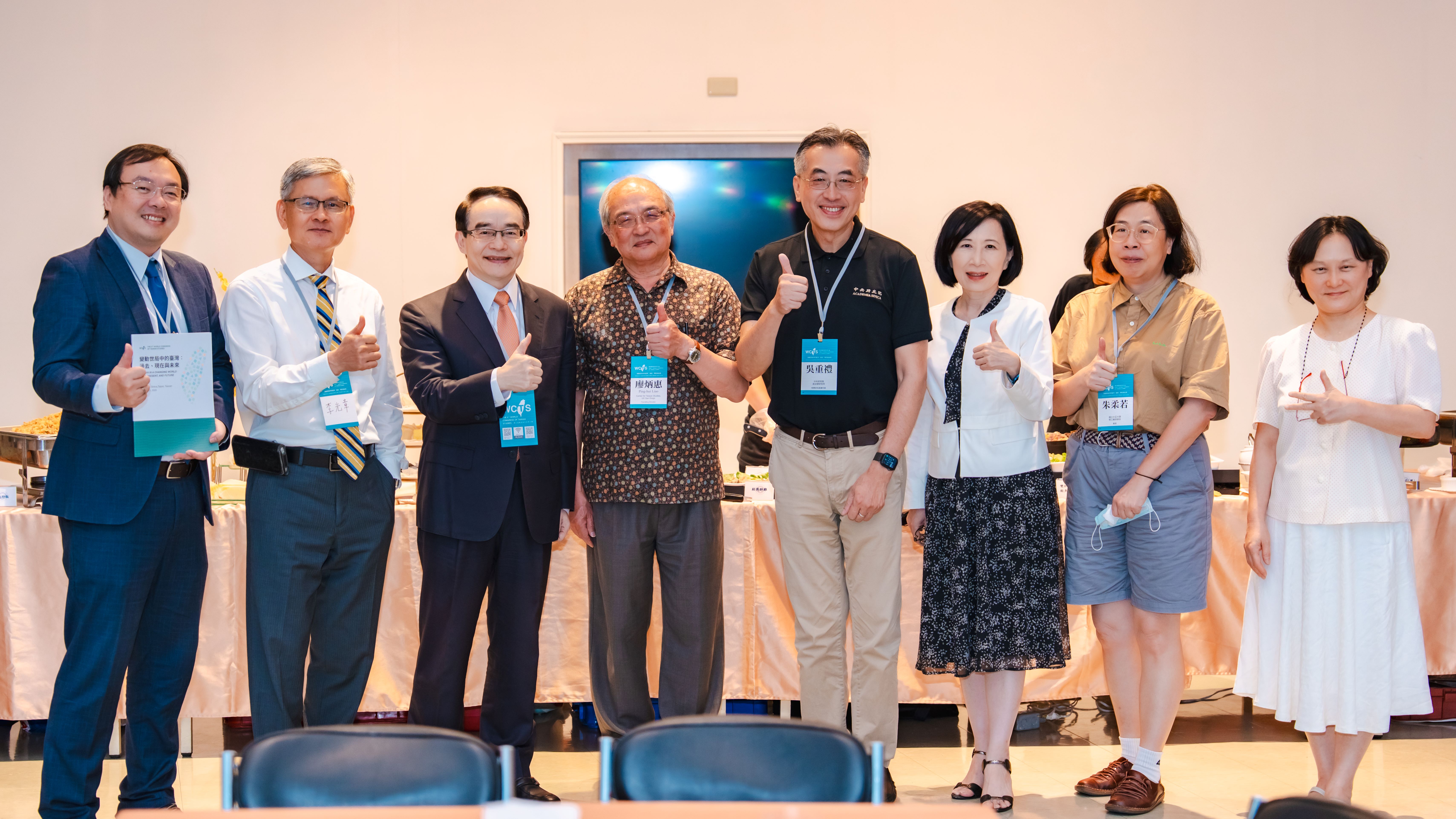 第六屆臺灣研究世界大會承辦單位美國加州大學聖地牙哥分校川流臺灣講座廖炳惠教授特別與會(左4)。（圖片來源：中央研究院）