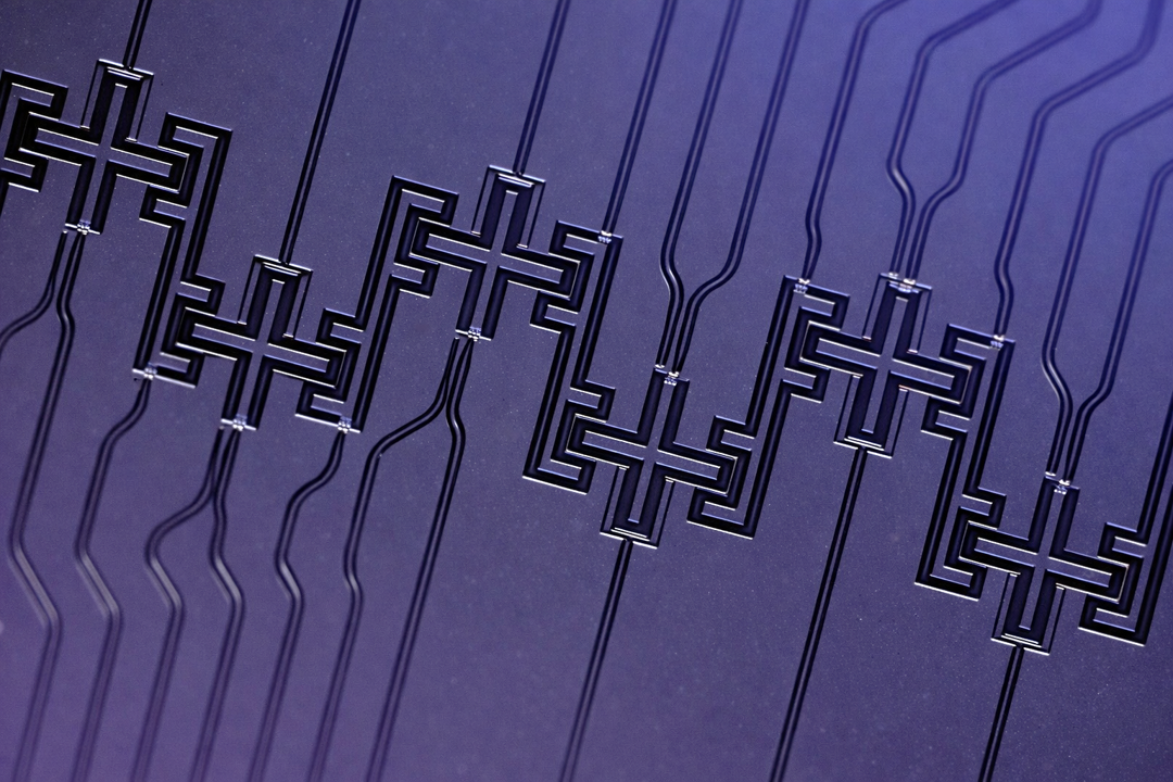 Academia Sinica unveils its self-developed, new-generation 20-qubit superconducting quantum chip. Photo credit: Academia Sinica.