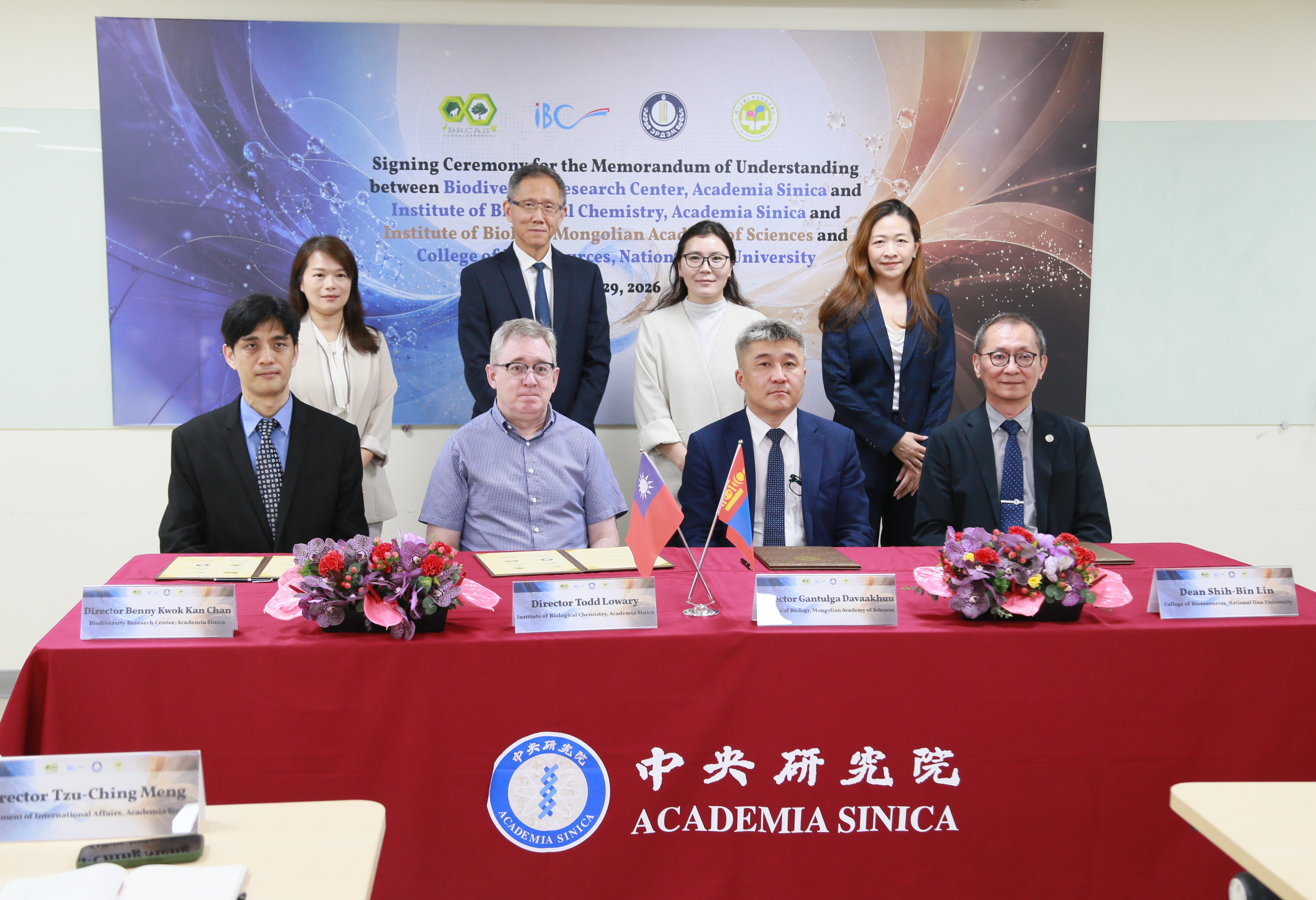 四方簽署合作備忘錄，前排由左至右中研院生多中心陳國勤主任、生化所所長呂桐睿、蒙古科學院生物研究所Gantulga Davaakhuu所長、宜蘭大學生物資源學院林世斌院長。(圖片來源：中央研究院)