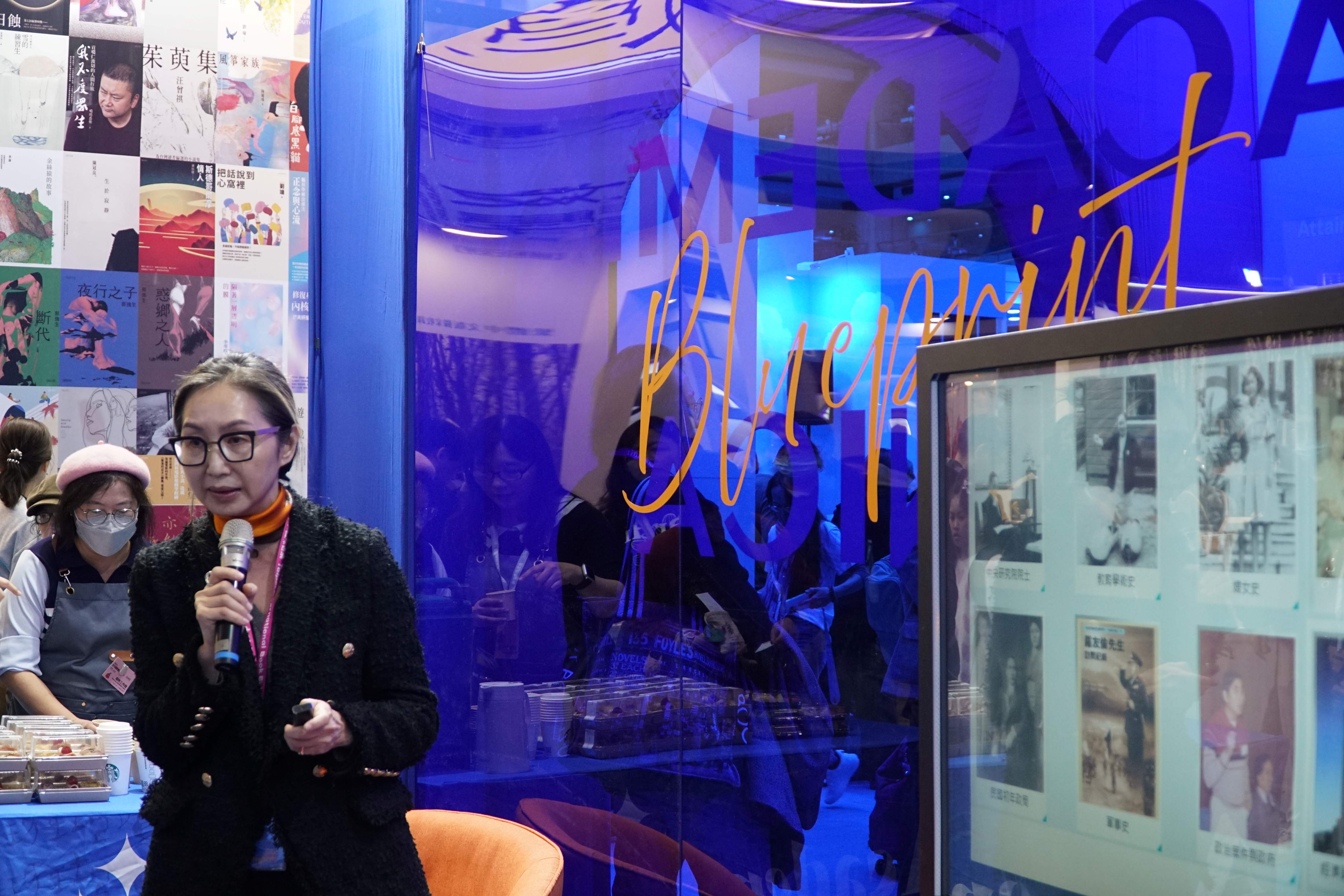 近代史研究所口述歷史組賴毓芝召集人介紹口述歷史出版品。（圖片來源：中央研究院）