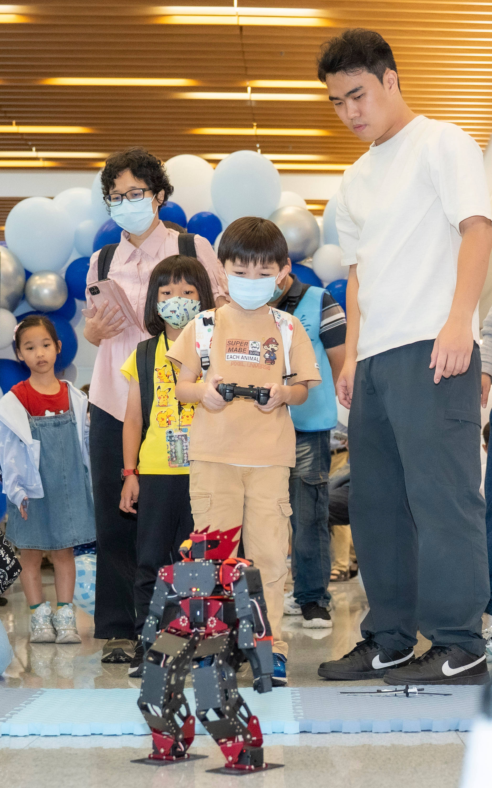 孩子們操控機器人探索科學,玩得不亦樂乎（圖片來源：中央研究院）