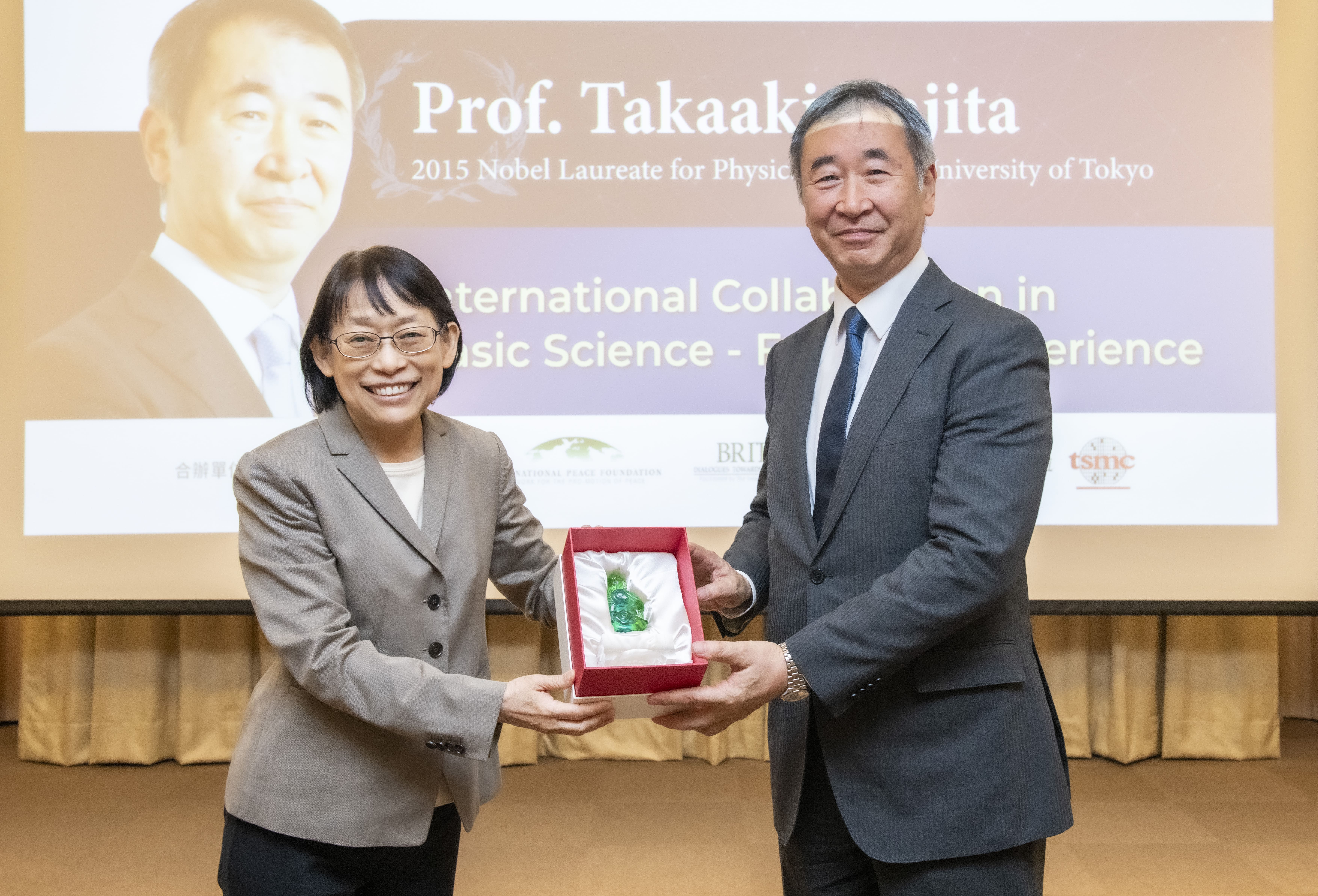 Vice President Mei-Yin Chou of Academia Sinica and Professor Takaaki Kajita. Photo credit: Academia Sinica.