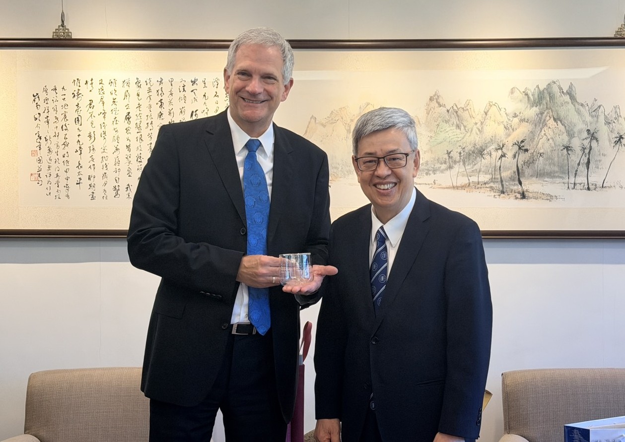 陳建仁院長致贈紀念品予德國在台協會處長狄嘉信。（圖片來源：中央研究院）
