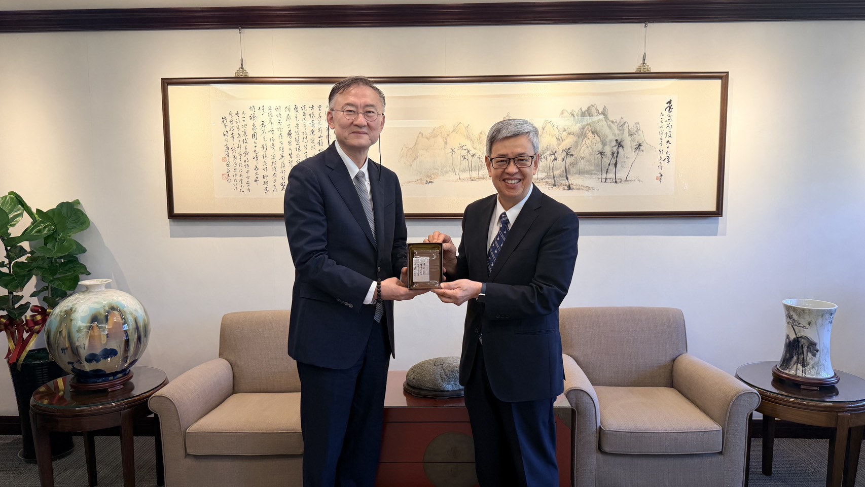 陳院長致贈駐臺北韓國代表部新任代表黃載皓博士。（圖片來源：中央研究院）