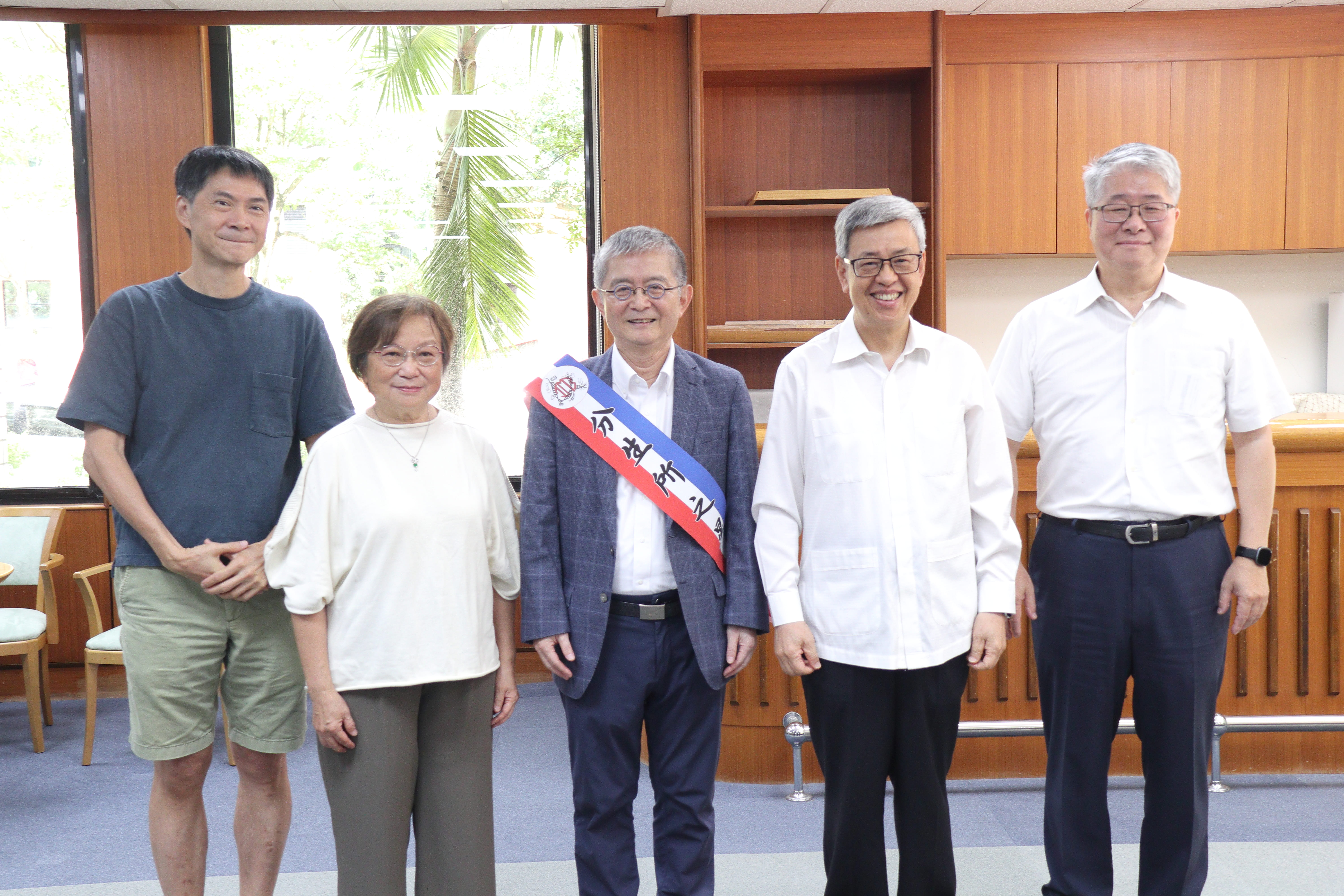 左起：代理所長呂俊毅特聘研究員、蔡宜芳副院長、卸任所長程淮榮特聘研究員、陳建仁院長、彭信坤副院長。（圖片來源：中央研究院）。
