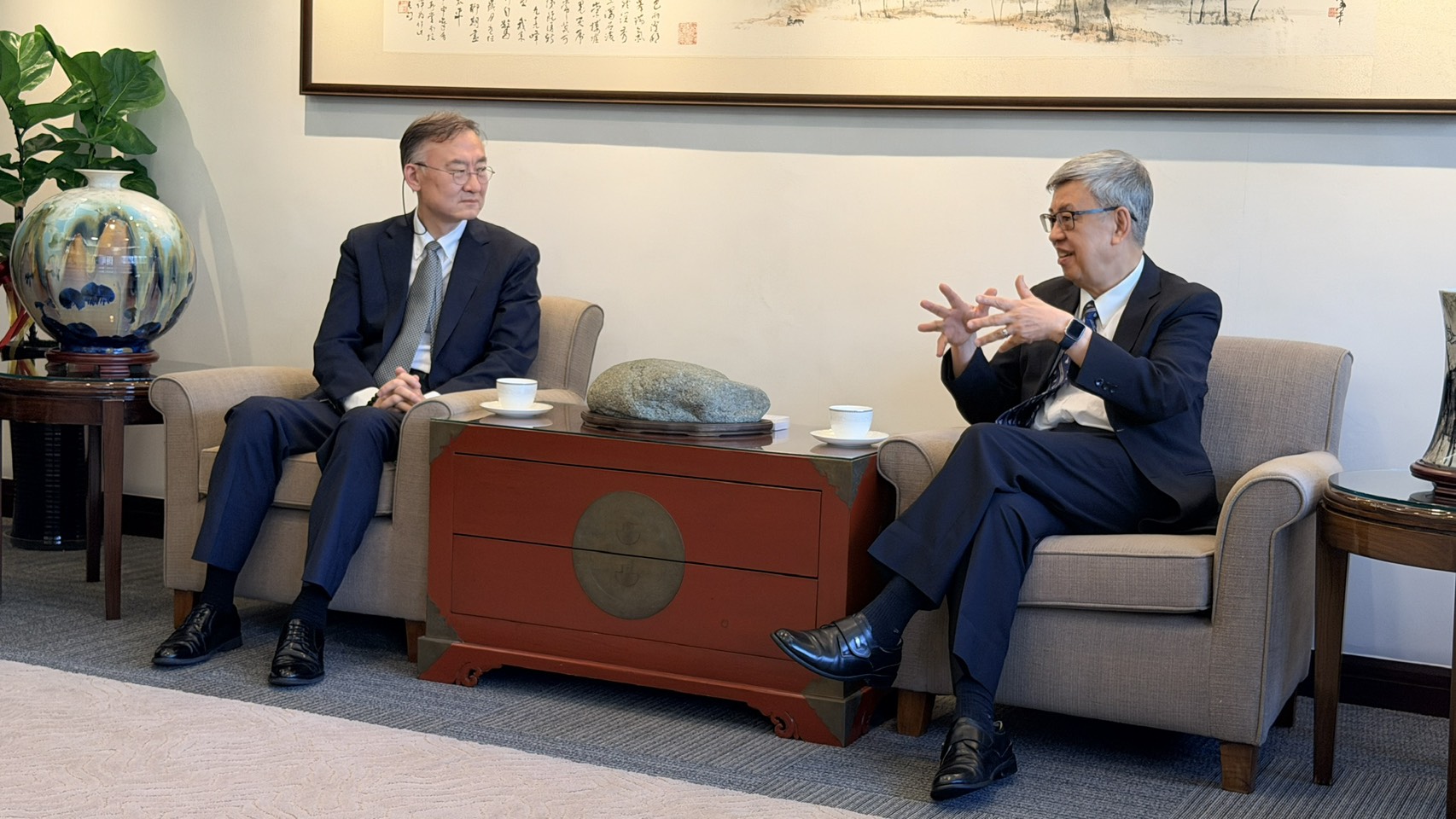 陳院長及黃代表就臺韓在學術、科技與文化交流，科研政策制定與推動經驗，以及未來合作的可能方向等議題交換意見。（圖片來源：中央研究院）