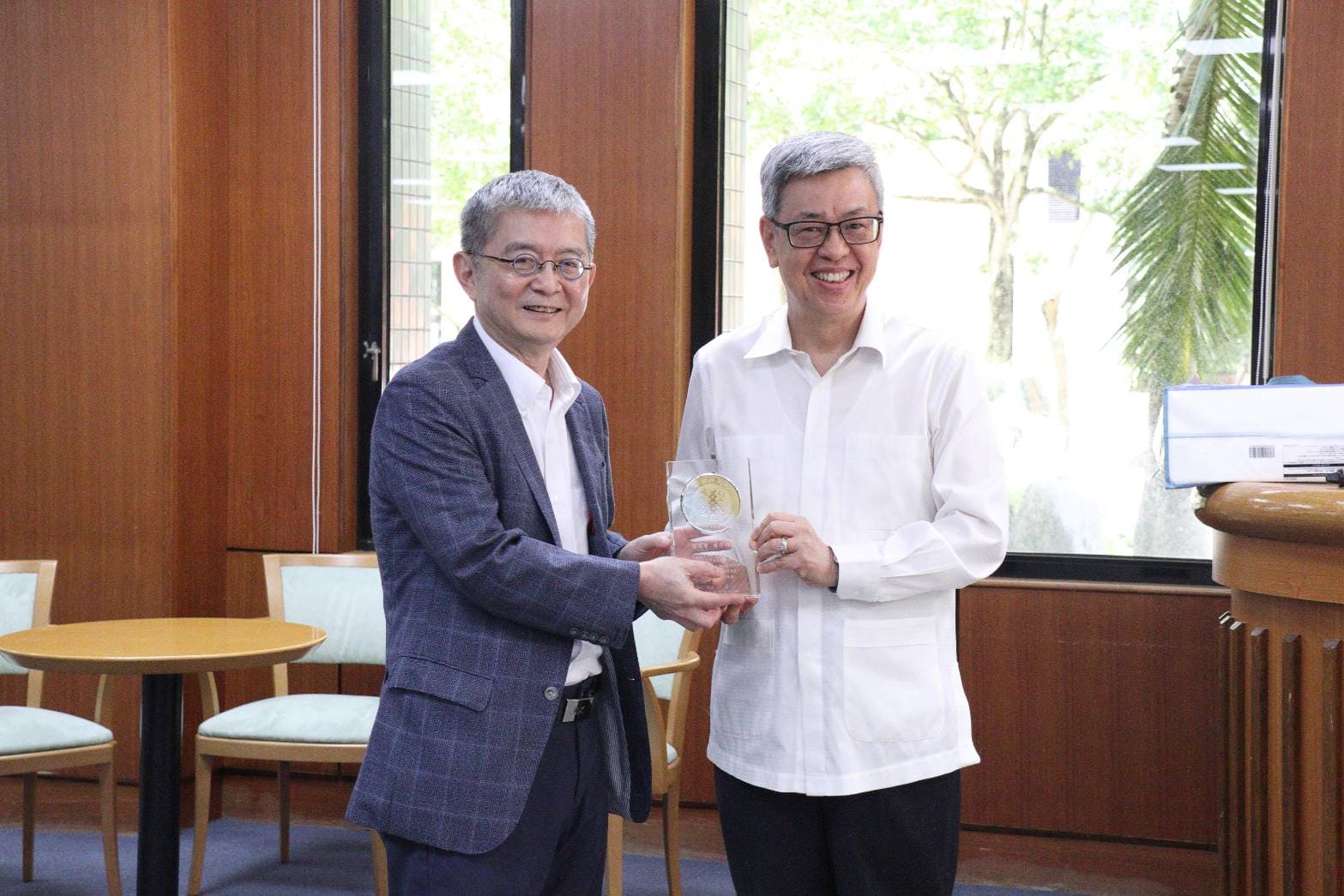 陳院長致贈程卸任所長淮榮。（圖片來源：中央研究院）