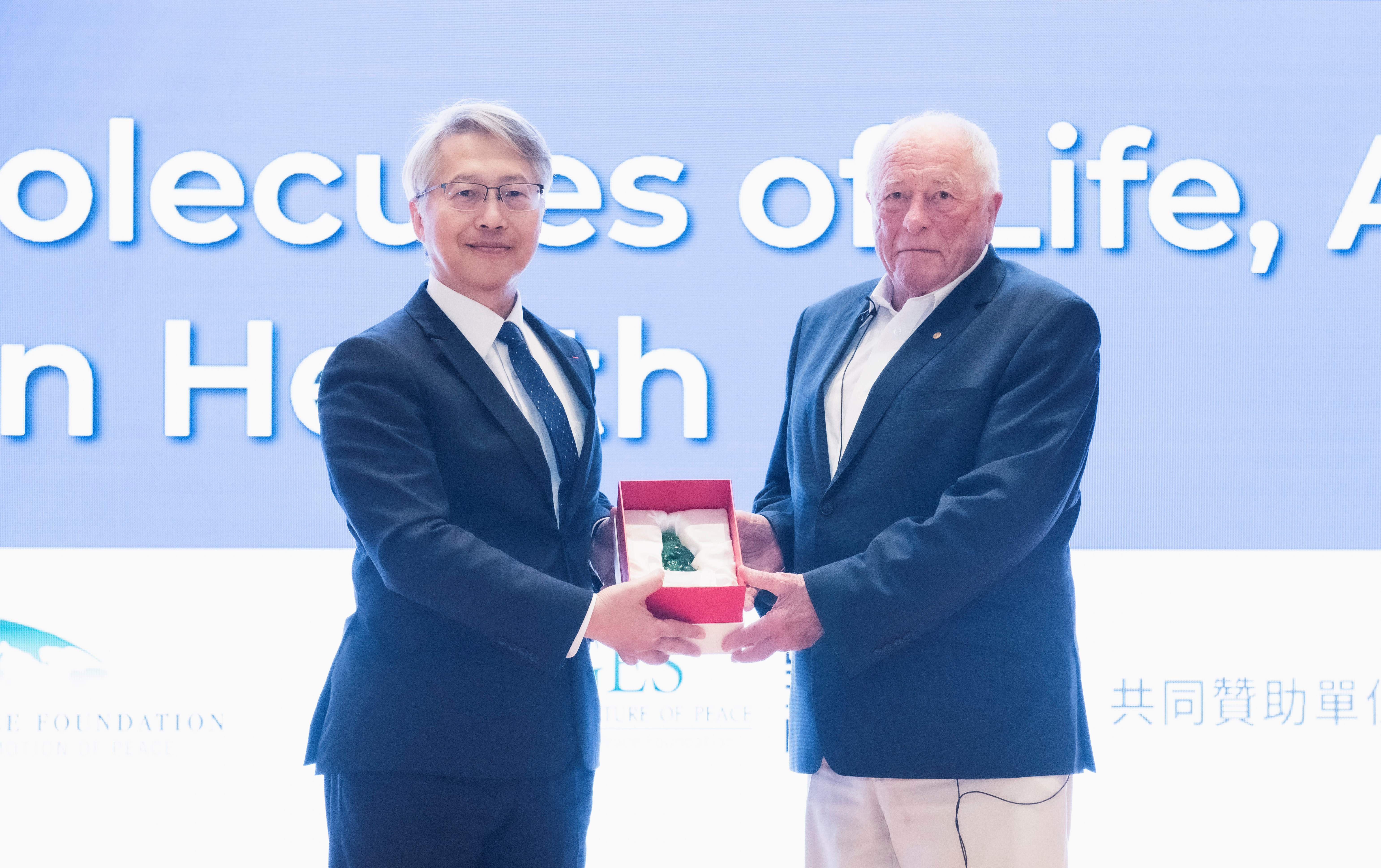 廖俊智院長與庫爾特．維斯里契教授。（圖片來源：中央研究院）