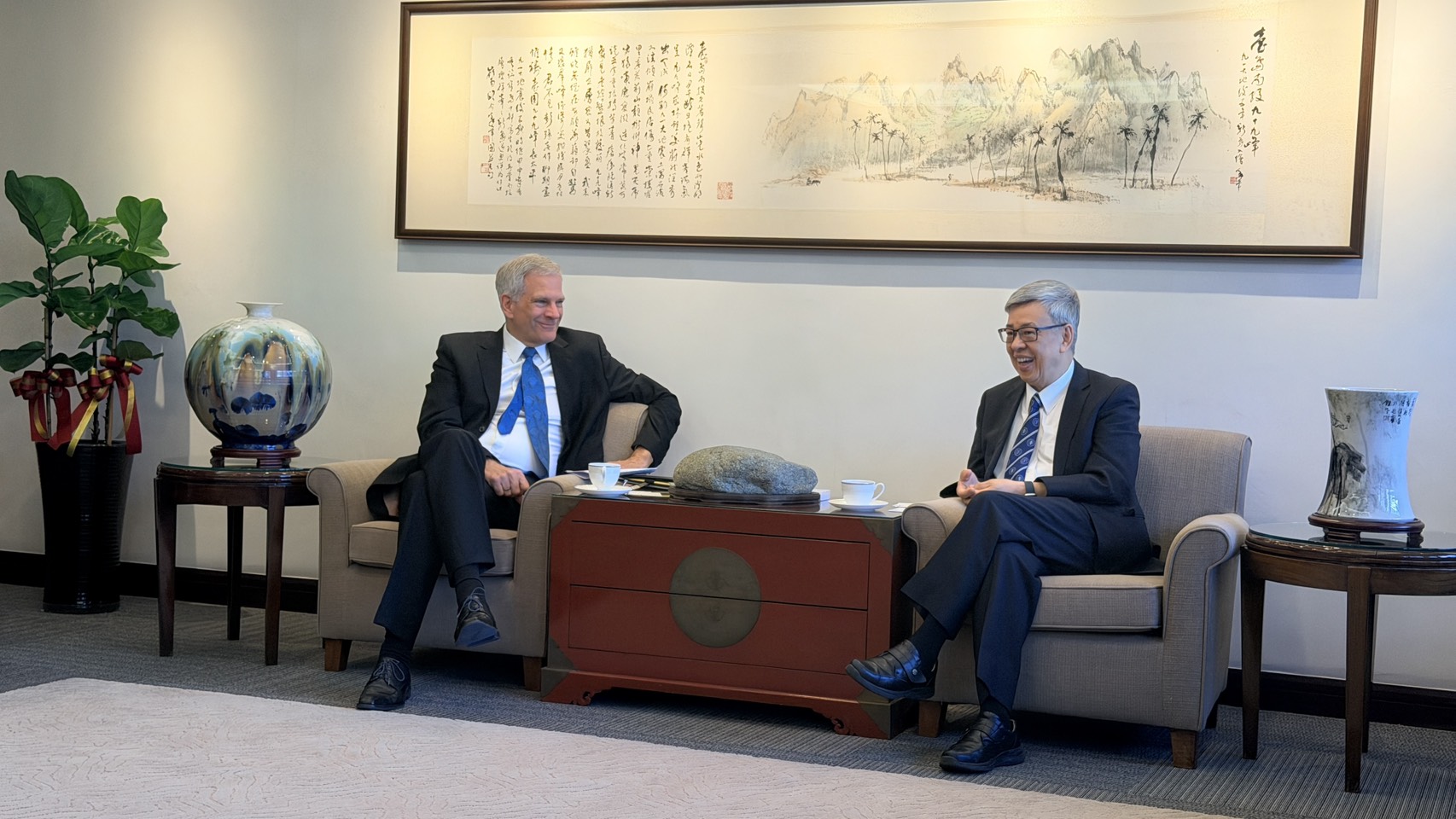 Academia Sinica President Chien-Jen Chen (right) exchanges views with Karsten Tietz, Director General of the German Institute Taipei. Photo credit: Academia Sinica.