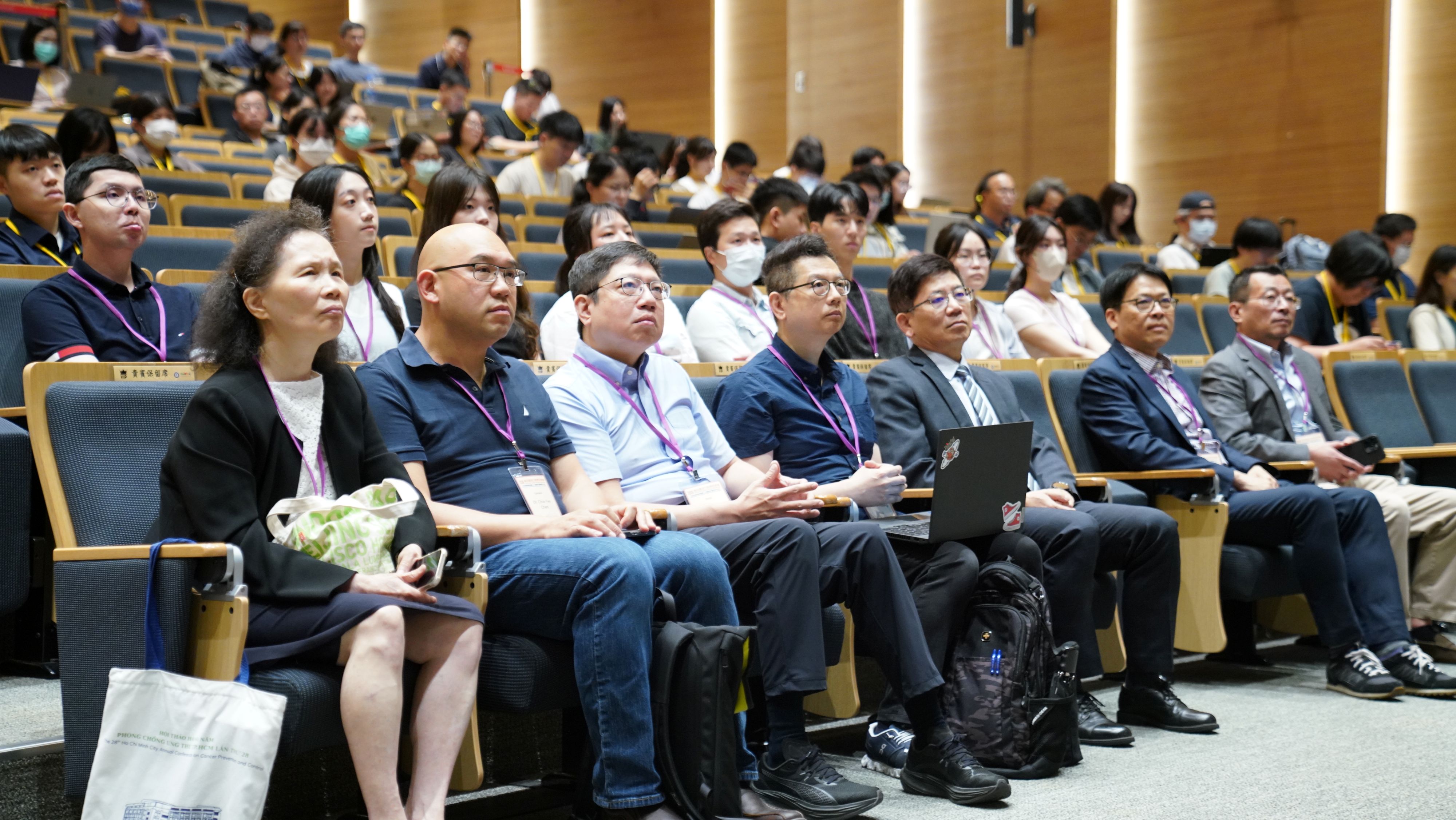 前排右2起為中研院基因體研究中心李志浩主任、生醫轉譯研究中心陳建璋主任、美國哈佛醫學院許益祥助理教授、中研院基因體研究中心楊懷壹副研究員。（圖片來源：中央研究院）