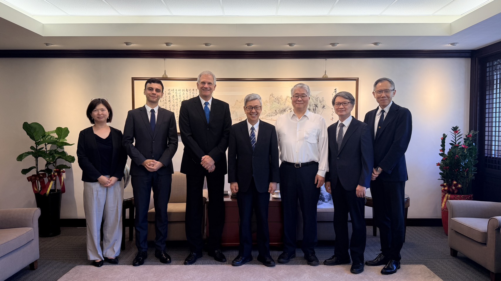 From right: Academia Sinica Director of the Department of International Affairs Tzu-Ching Meng; Acting Director of the Institutum Iurisprudentiae Chien-Liang Lee; Academia Sinica Vice President Shin-Kun Peng; Academia Sinica President Chien-Jen Chen; Karsten Tietz, Director General of the German Institute Taipei; and Julian Goldmann, Head of the Science and Technology Division, German Institute Taipei. Photo credit: Academia Sinica.