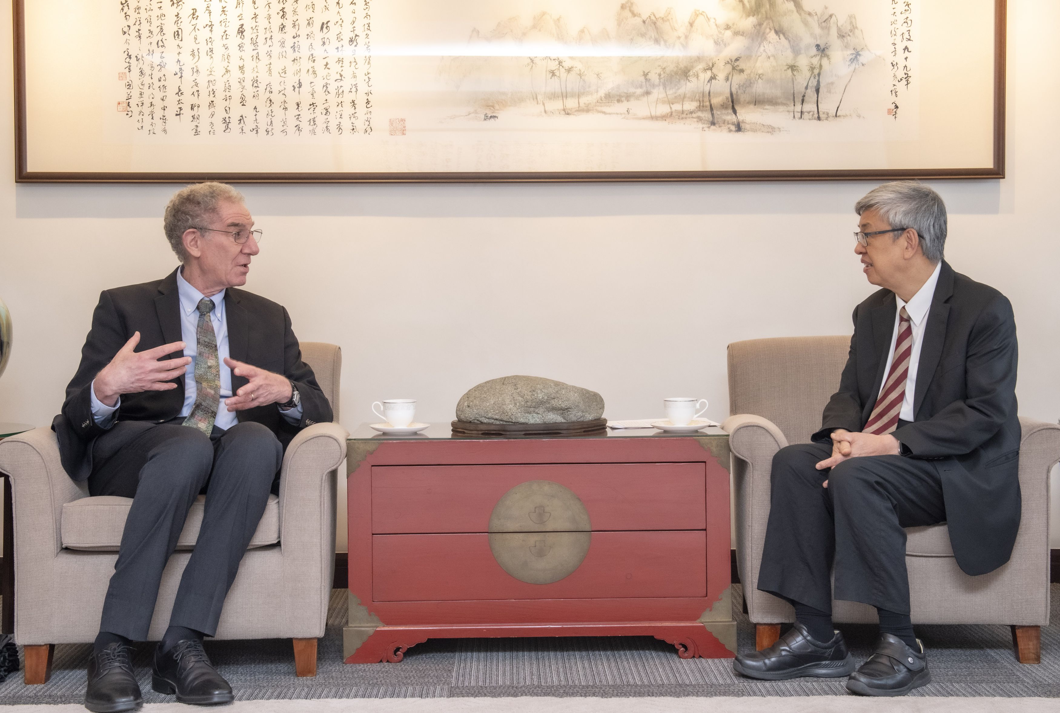陳建仁院長（右）與巨型麥哲倫望遠鏡組織執行長丹尼爾・賈菲(Daniel Jaffe)交流。（圖片來源：中央研究院）