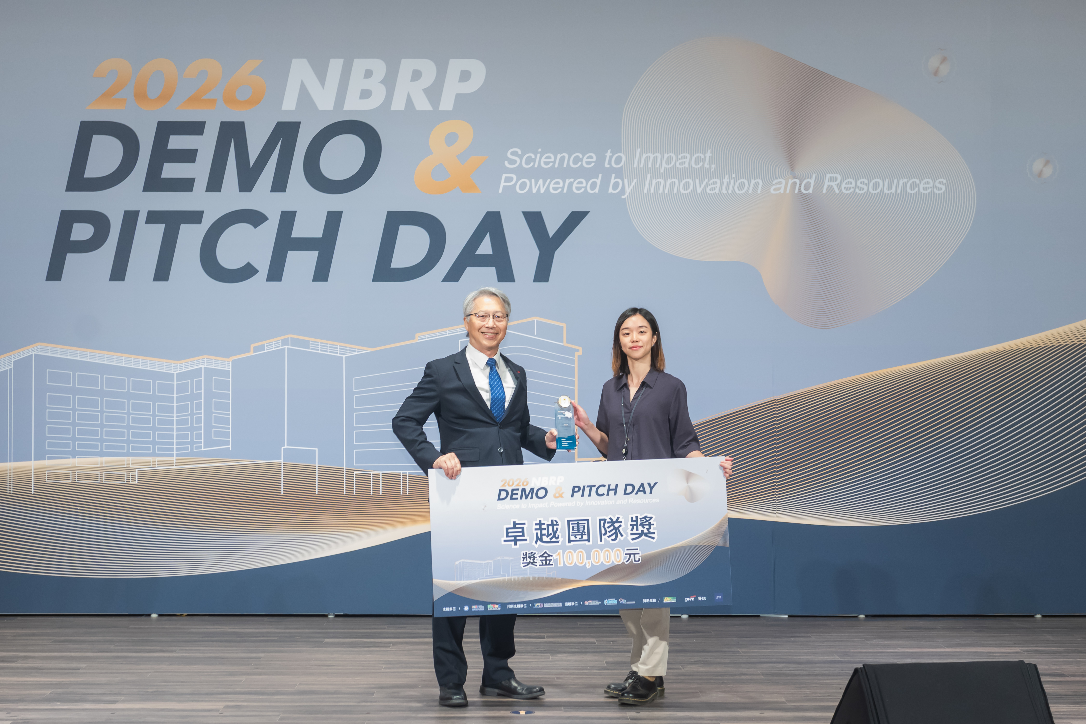 新創公司組藥品首獎佳揚生技，由中研院生化所特聘研究員廖俊智院士頒獎（圖片來源：中央研究院）