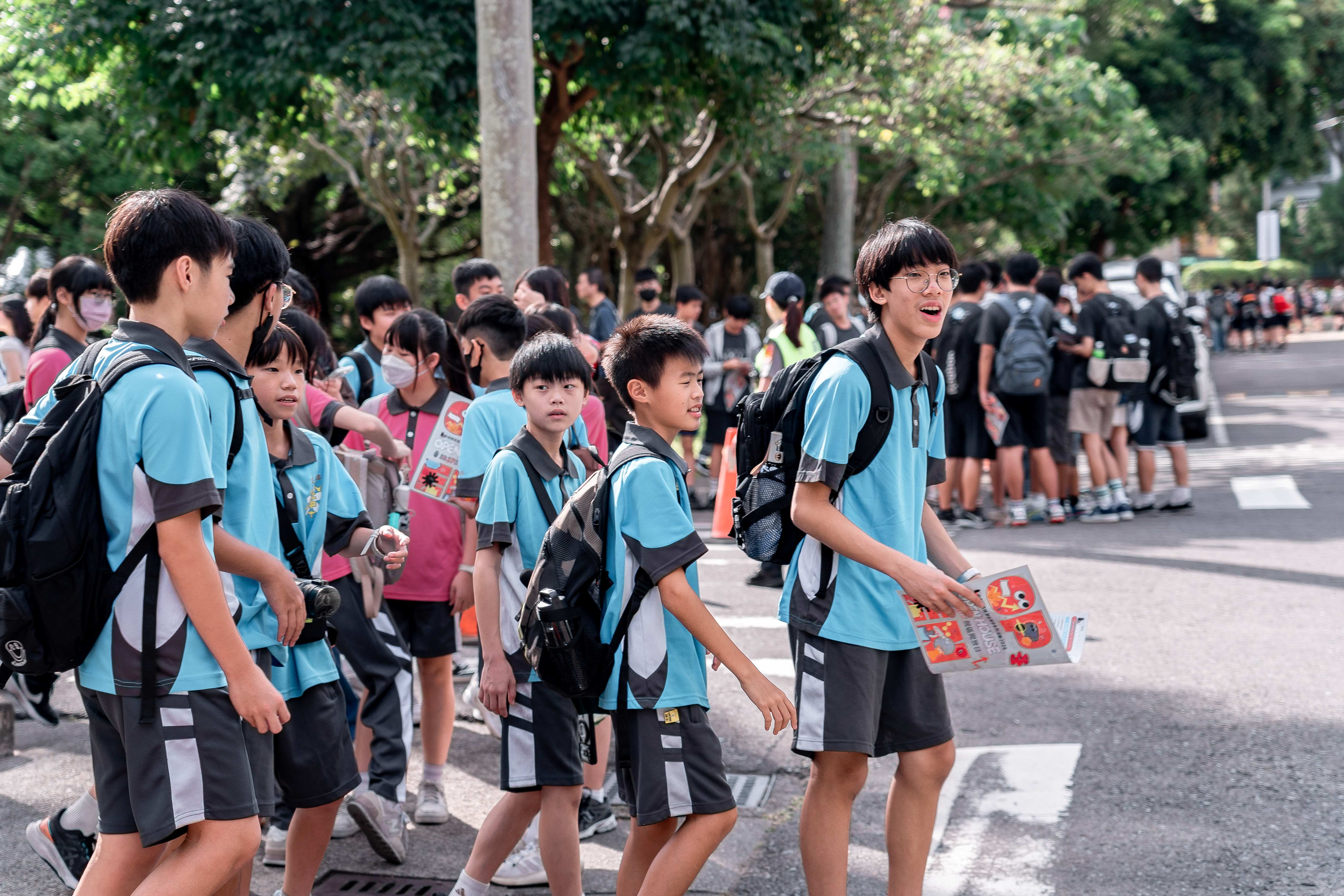學生成群結隊參訪中研院（圖片來源：中央研究院）