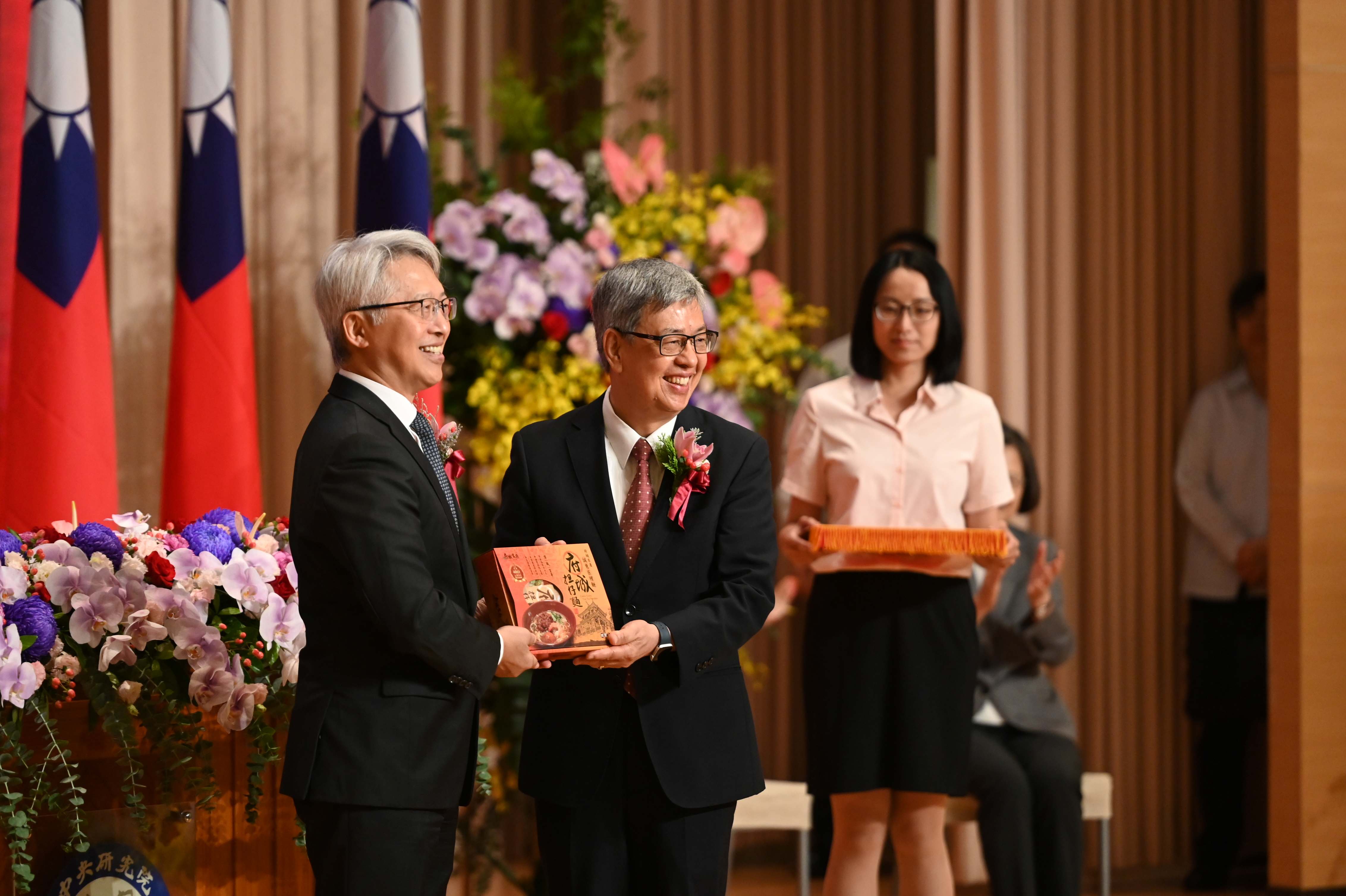 President James C. Liao presenting Ta-a noodles to President Chen Chien-Jen as a symbol of passing on leadership and responsibilities. Photo credit: Academia Sinica