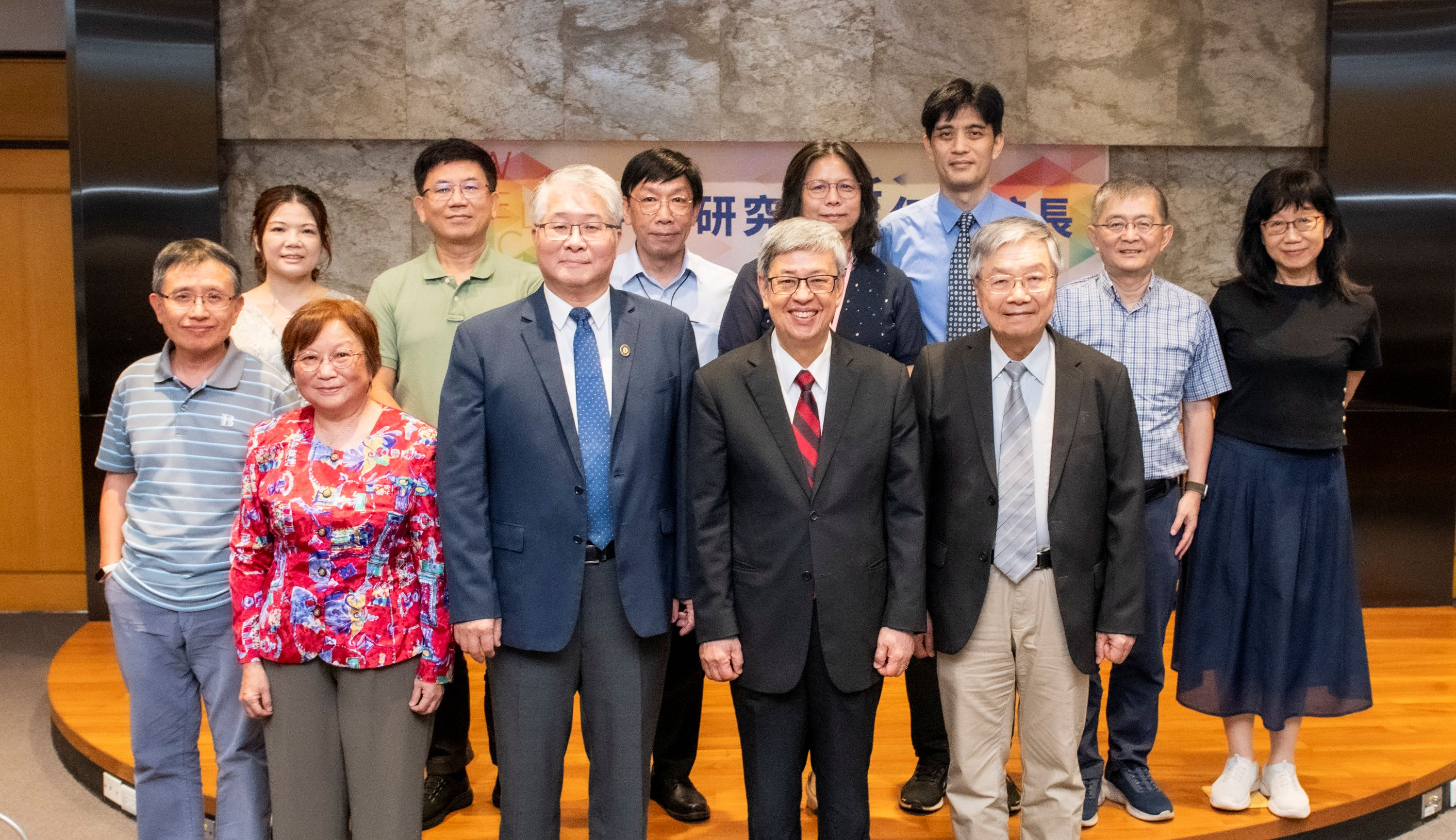 Academia Sinica President Chien-Jen Chen, Vice Presidents Yi-Fang Tsay and Shin-Kun Peng, former Vice President Tang K. Tang, and heads of the Division of Life Sciences. Photo credit: Academia Sinica.