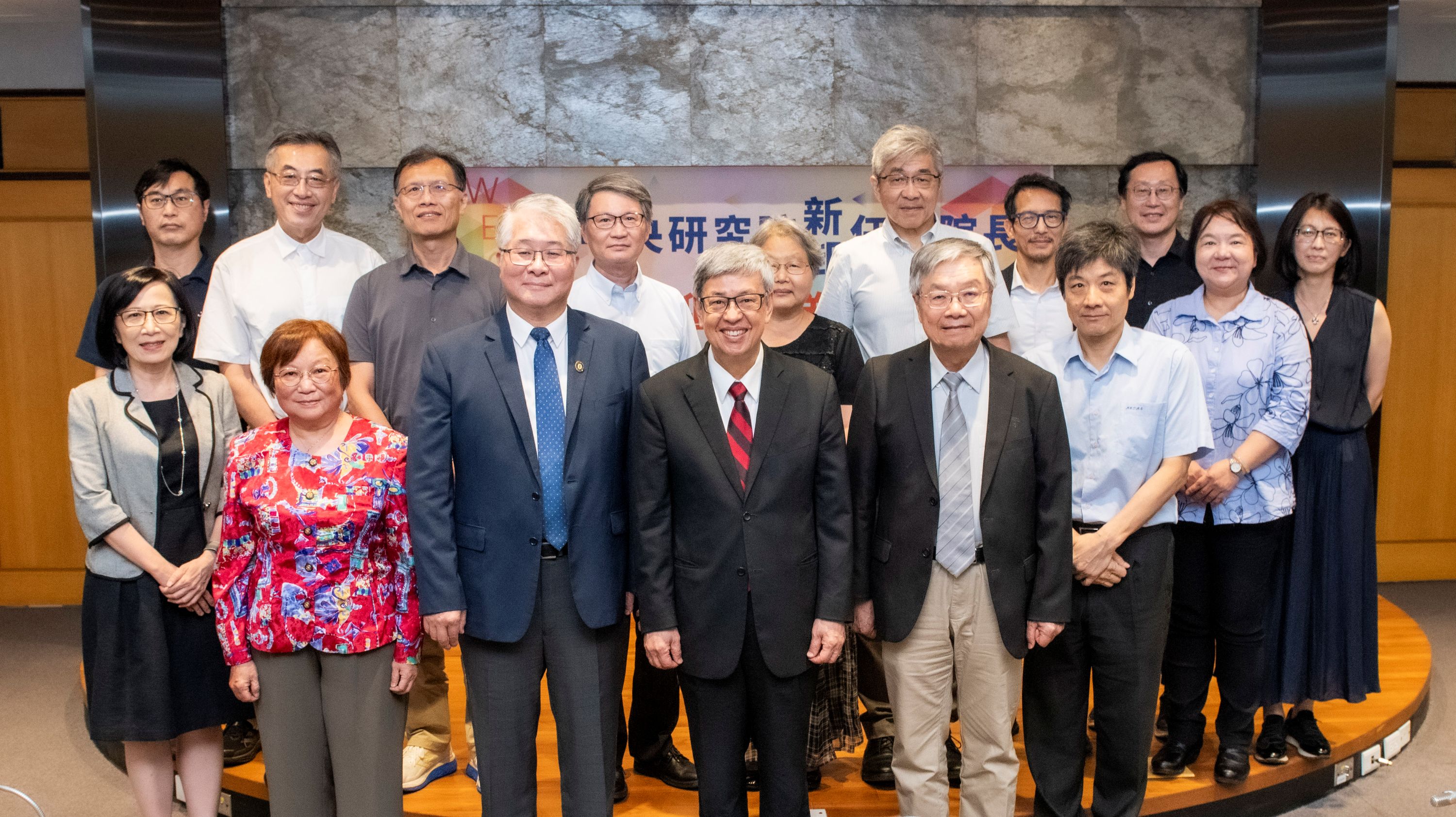 中研院陳建仁院長、蔡宜芳副院長、彭信坤副院長、唐堂前副院長與人文及社會科學組主管合影。（圖片來源：中央研究院）