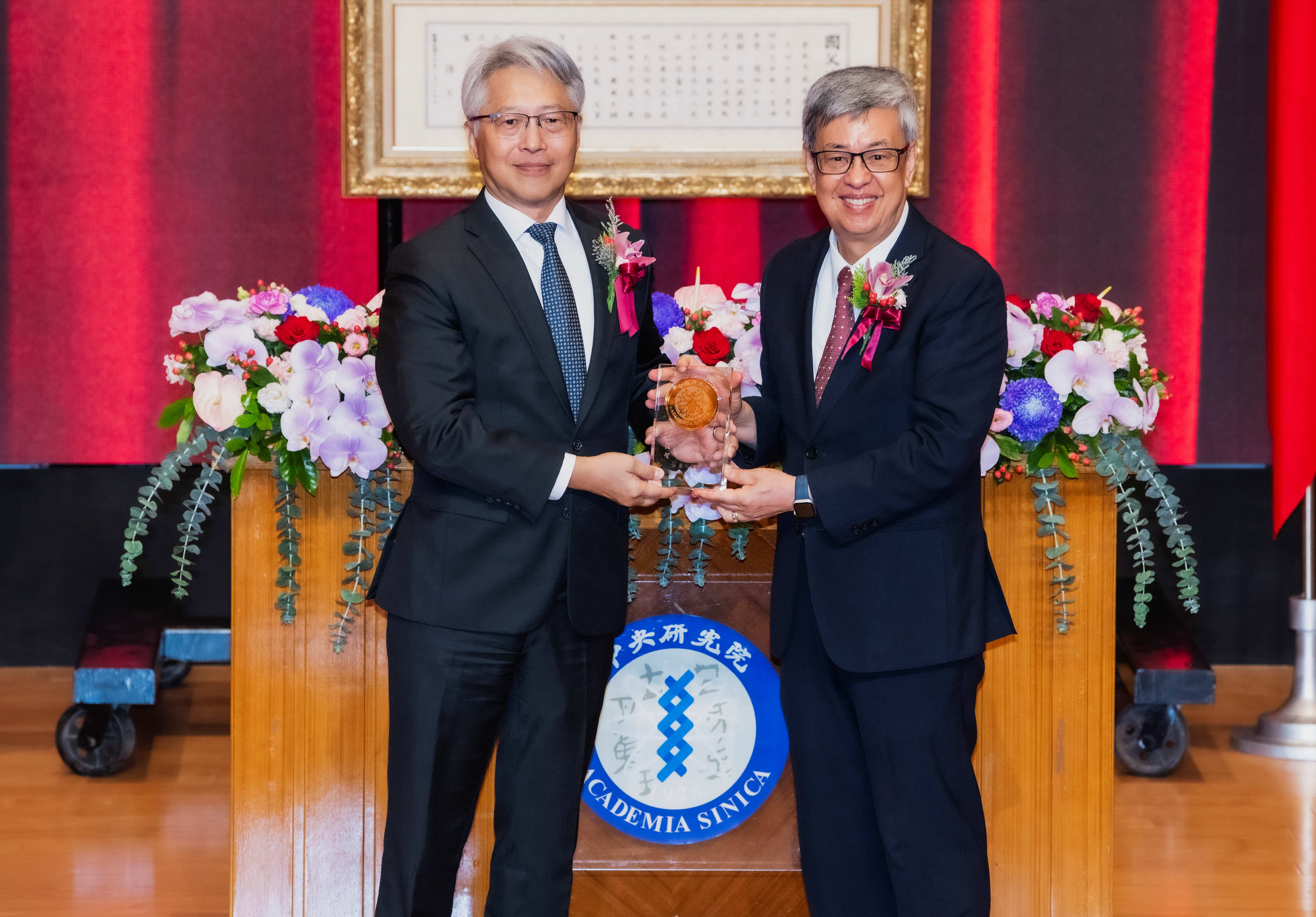 陳建仁院長代表中研院全體同仁致贈紀念品予廖俊智院長（圖片來源：中央研究院）