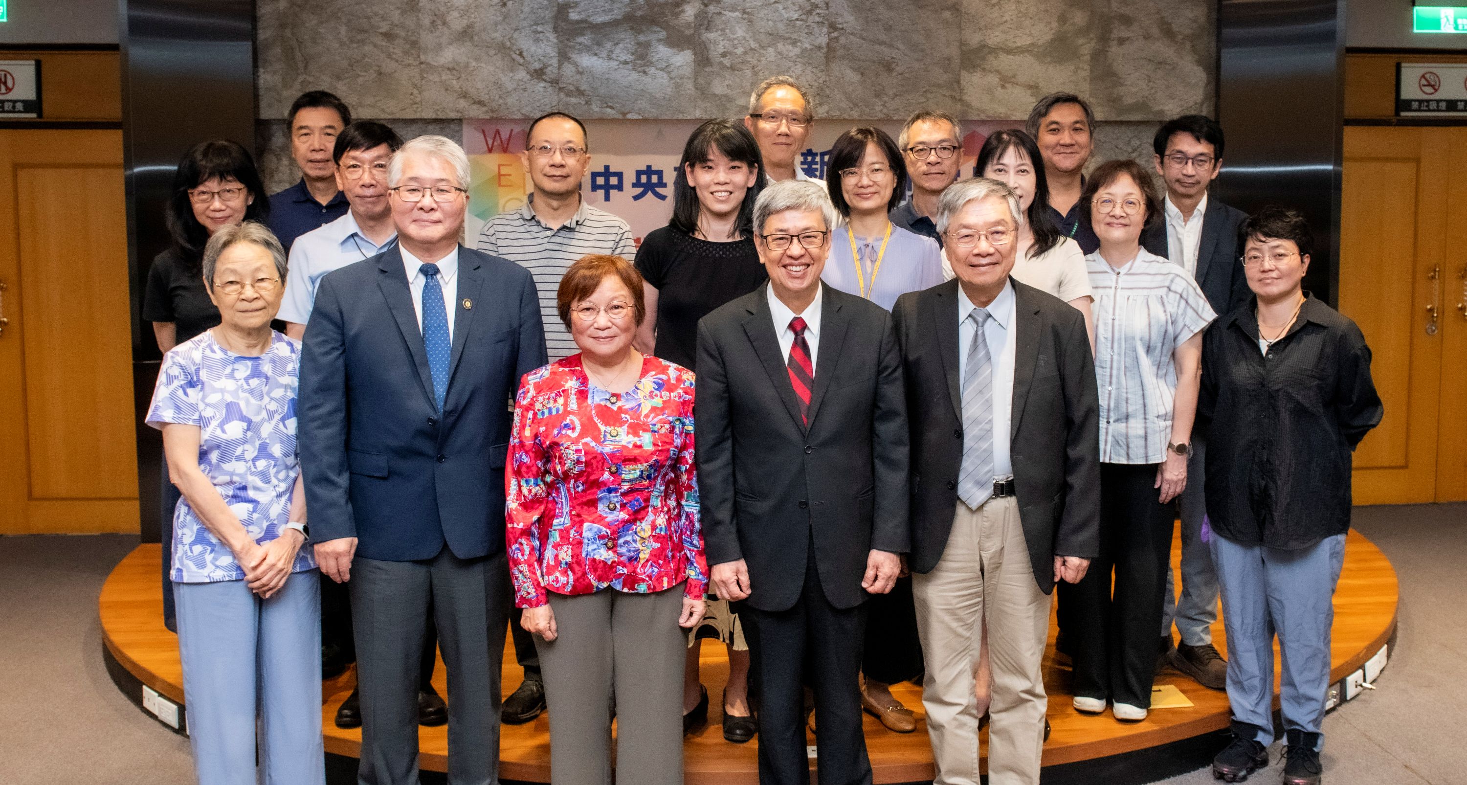 中研院陳建仁院長（前排右2）、王瑜前副院長（左起）、彭信坤副院長、蔡宜芳副院長、唐堂前副院長與行政主管合影。（圖片來源：中央研究院）