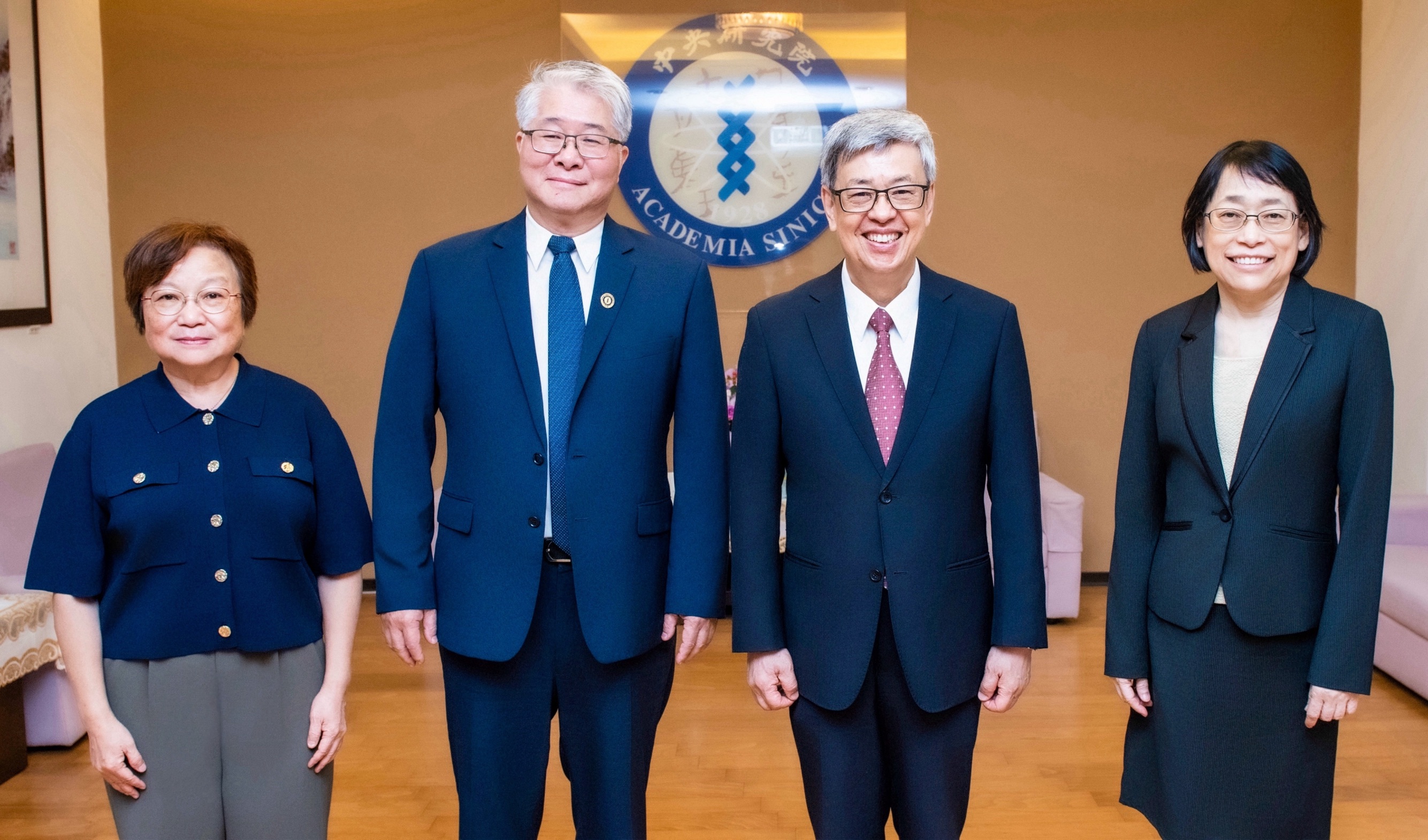 中研院陳建仁院長（右2）與蔡宜芳副院長（左起）、彭信坤副院長、周美吟副院長合影。（圖片來源：中央研究院）