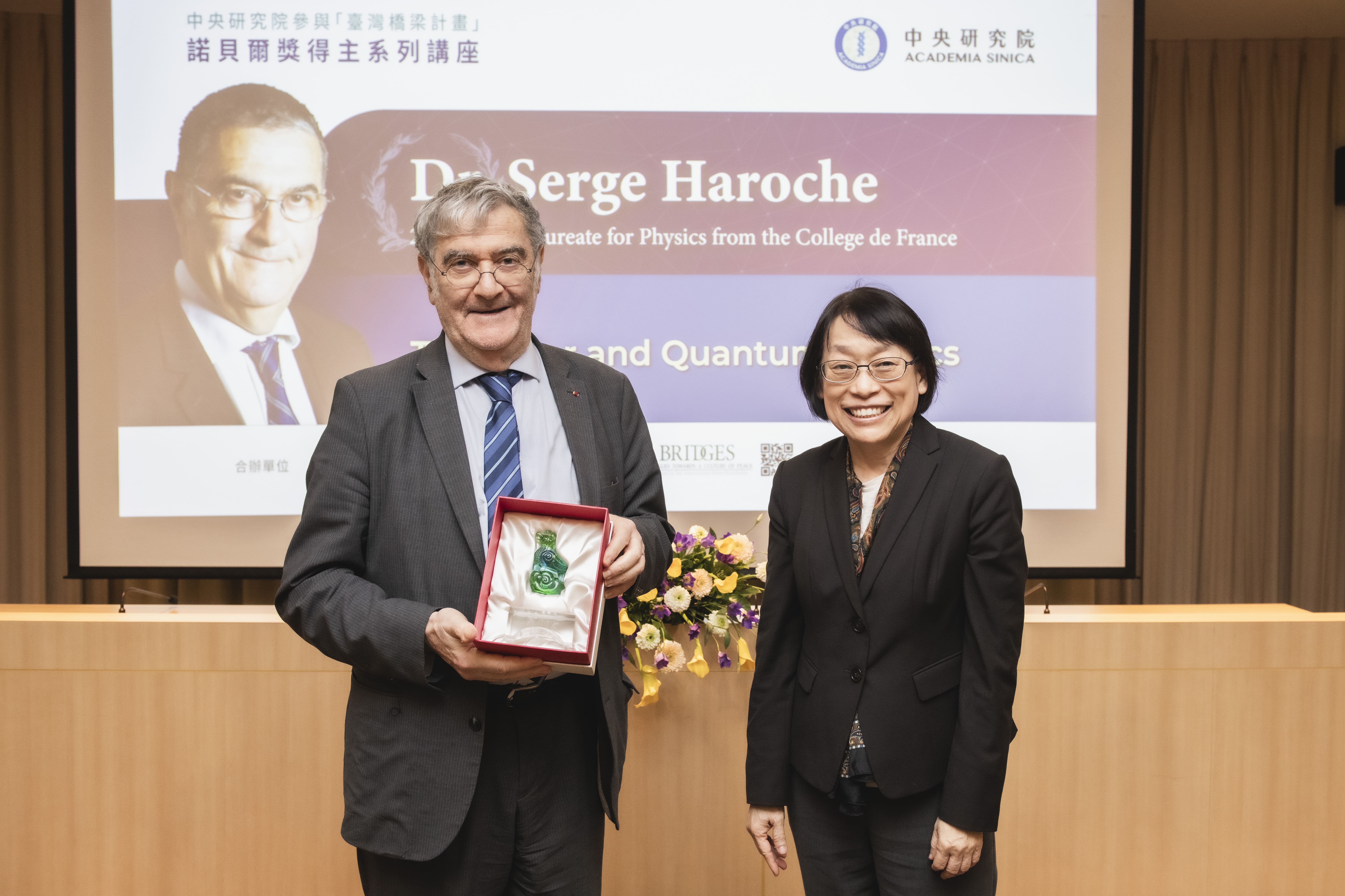 中研院周美吟副院長與塞爾格．哈羅契(Serge Haroche)教授合影。（圖片來源：中央研究院）