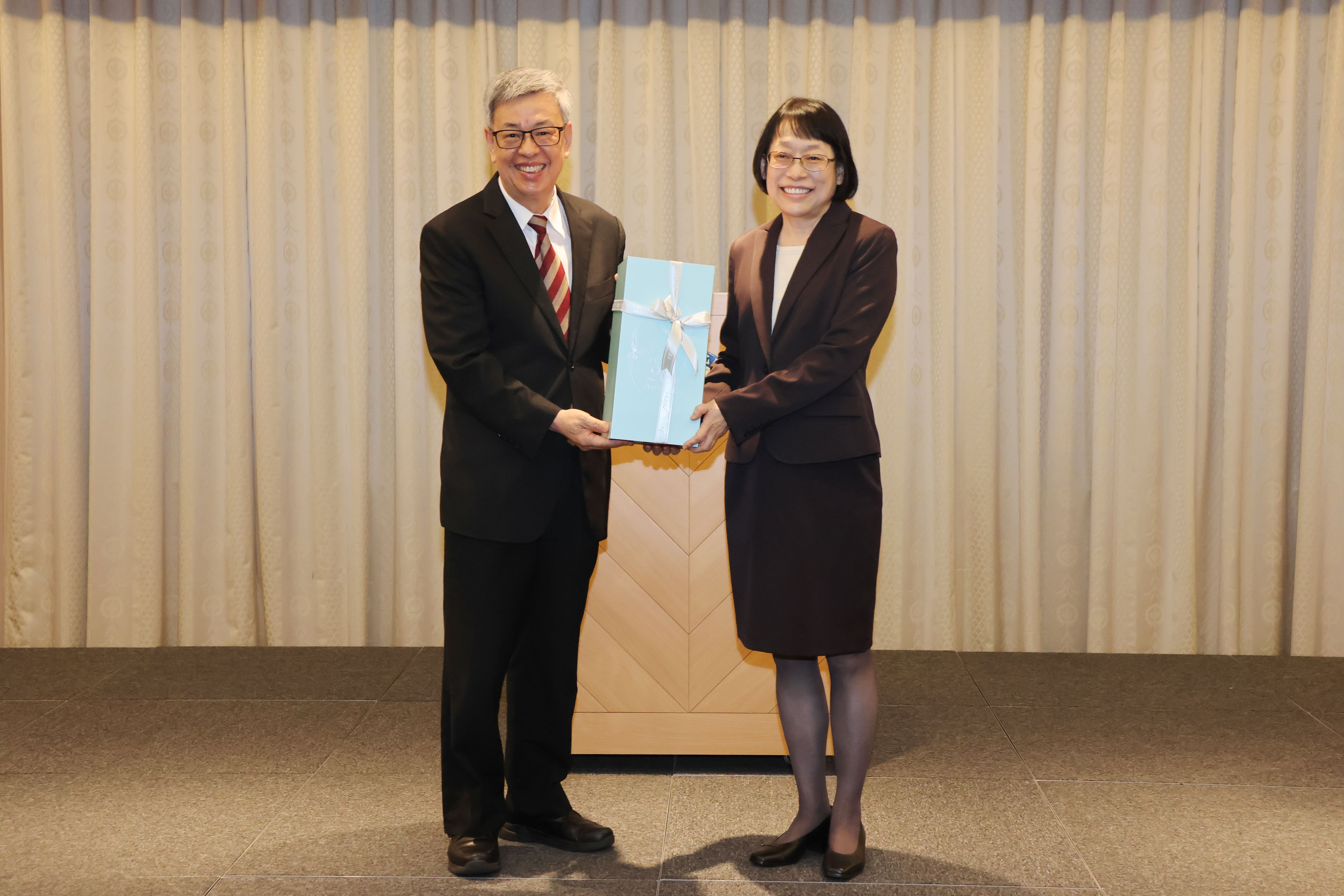陳院長致贈紀念品予卸任周美吟副院長。（圖片來源：中央研究院）