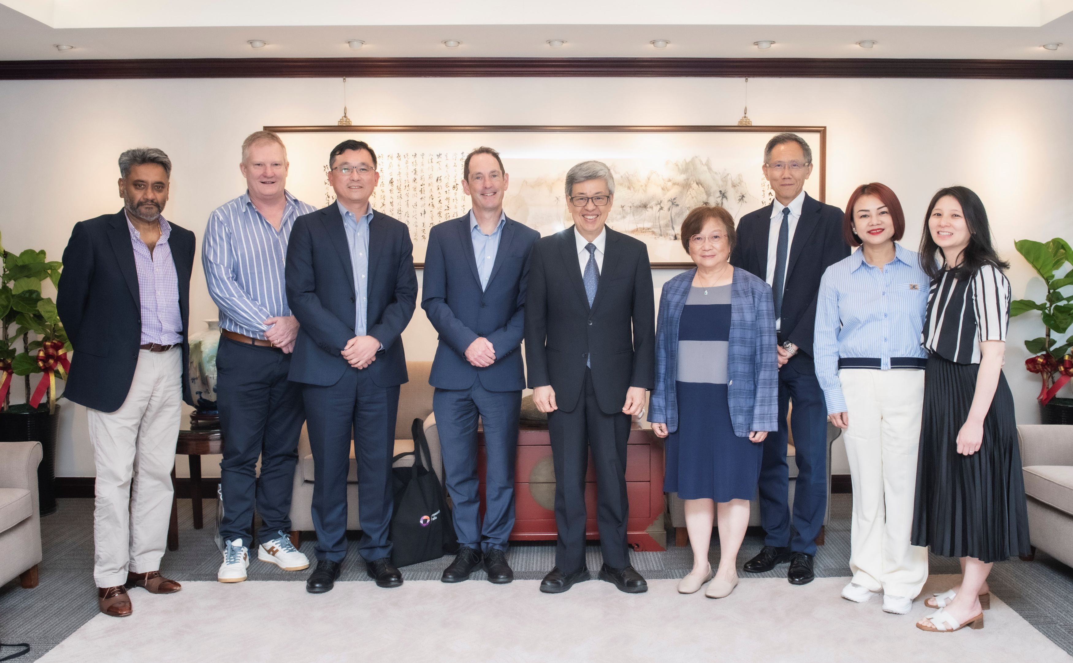 From third from the right: Tzu-Ching Meng, Director of the Department of International Affairs; Vice President Yi-Fang Tsay; Academia Sinica President Chien-Jen Chen; and Professor Keith Martin, Managing Director of the Centre for Eye Research Australia (CERA). Photo credit: Academia Sinica.