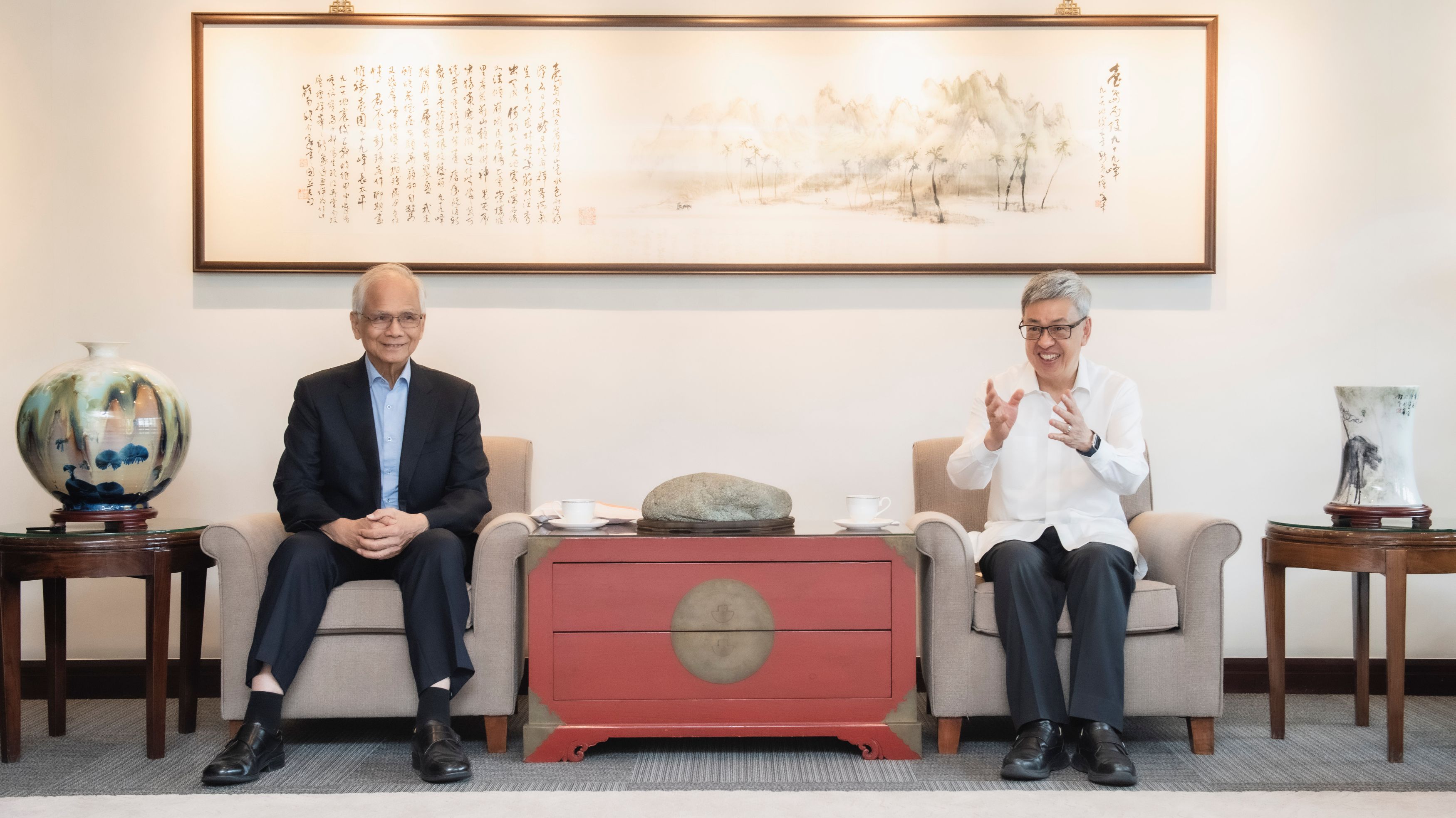 Academia Sinica President Chien-Jen Chen (right) exchanges views with former President of the Legislative Yuan You Si-Kun. Photo credit: Academia Sinica.