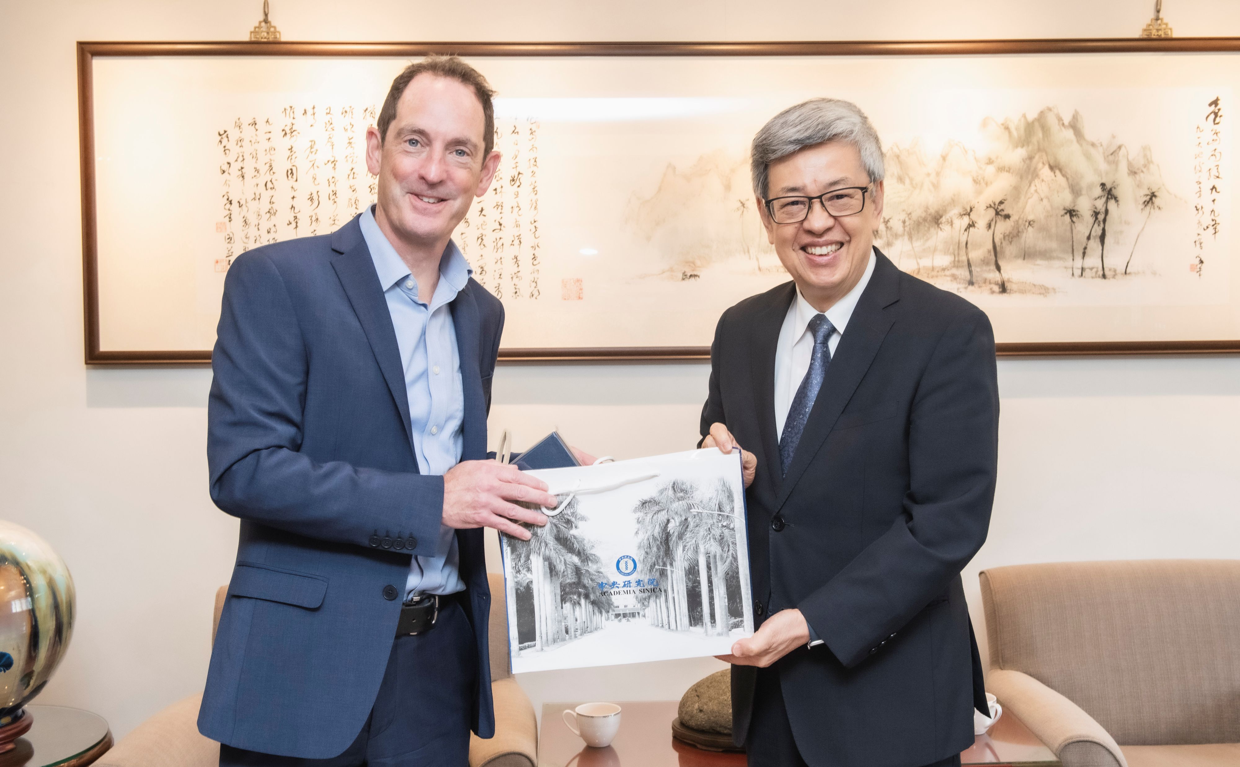 Academia Sinica President Chien-Jen Chen presents a commemorative gift to Professor Keith Martin, Managing Director of the Centre for Eye Research Australia (CERA). Photo credit: Academia Sinica.