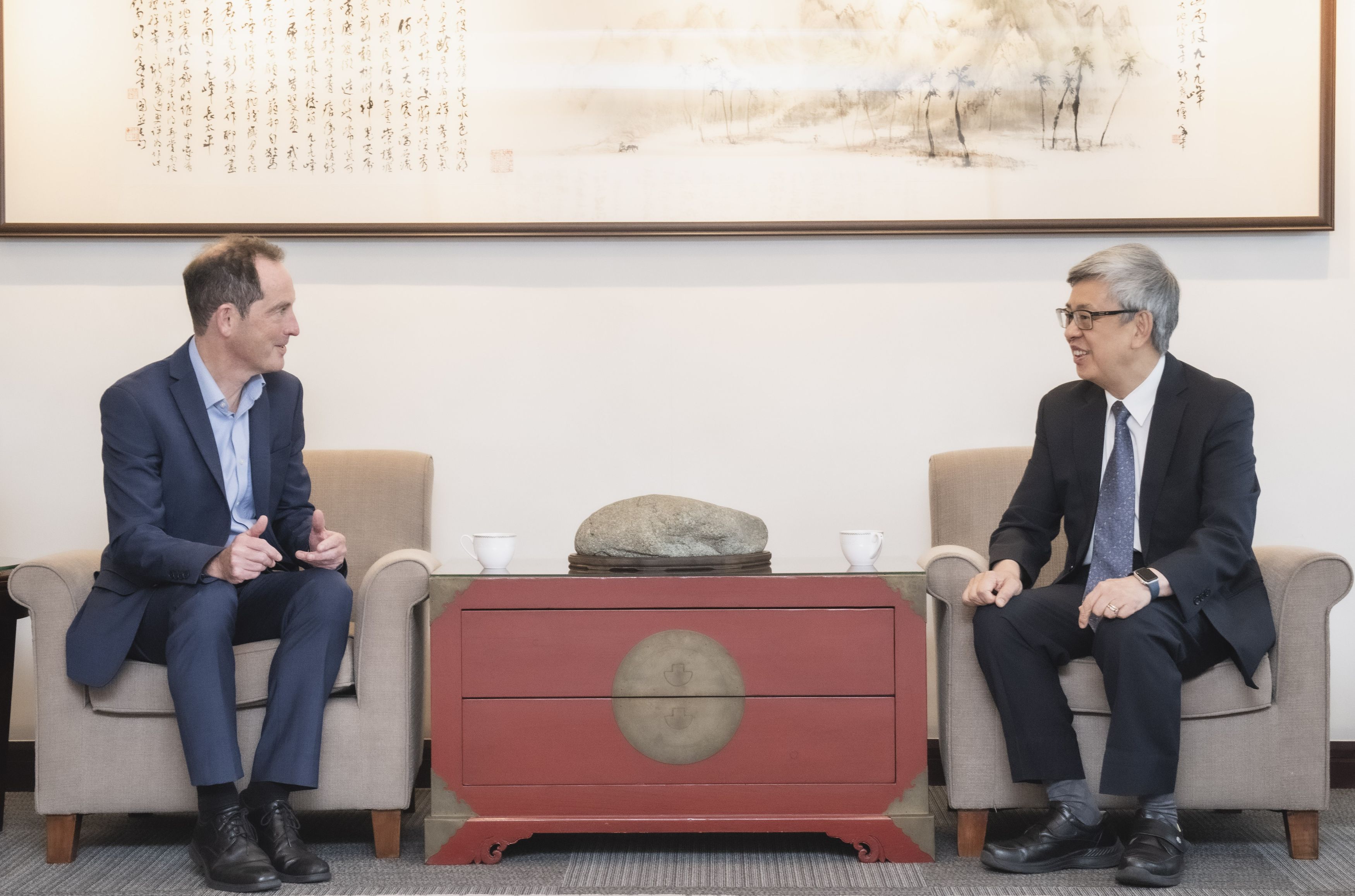 Academia Sinica President Chien-Jen Chen (right) exchanges views with Professor Keith Martin, Managing Director of the Centre for Eye Research Australia (CERA). Photo credit: Academia Sinica.