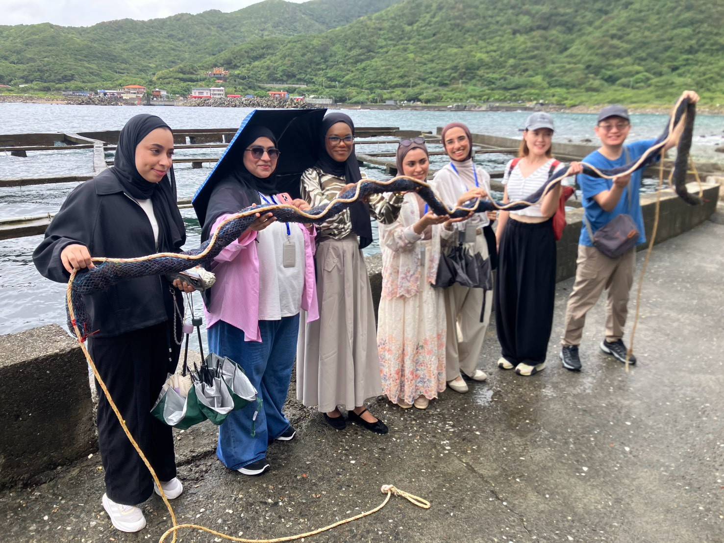 學生參訪本院淨零海洋藍碳計畫於貢寮之海藻養殖場。（圖片來源：中央研究院）